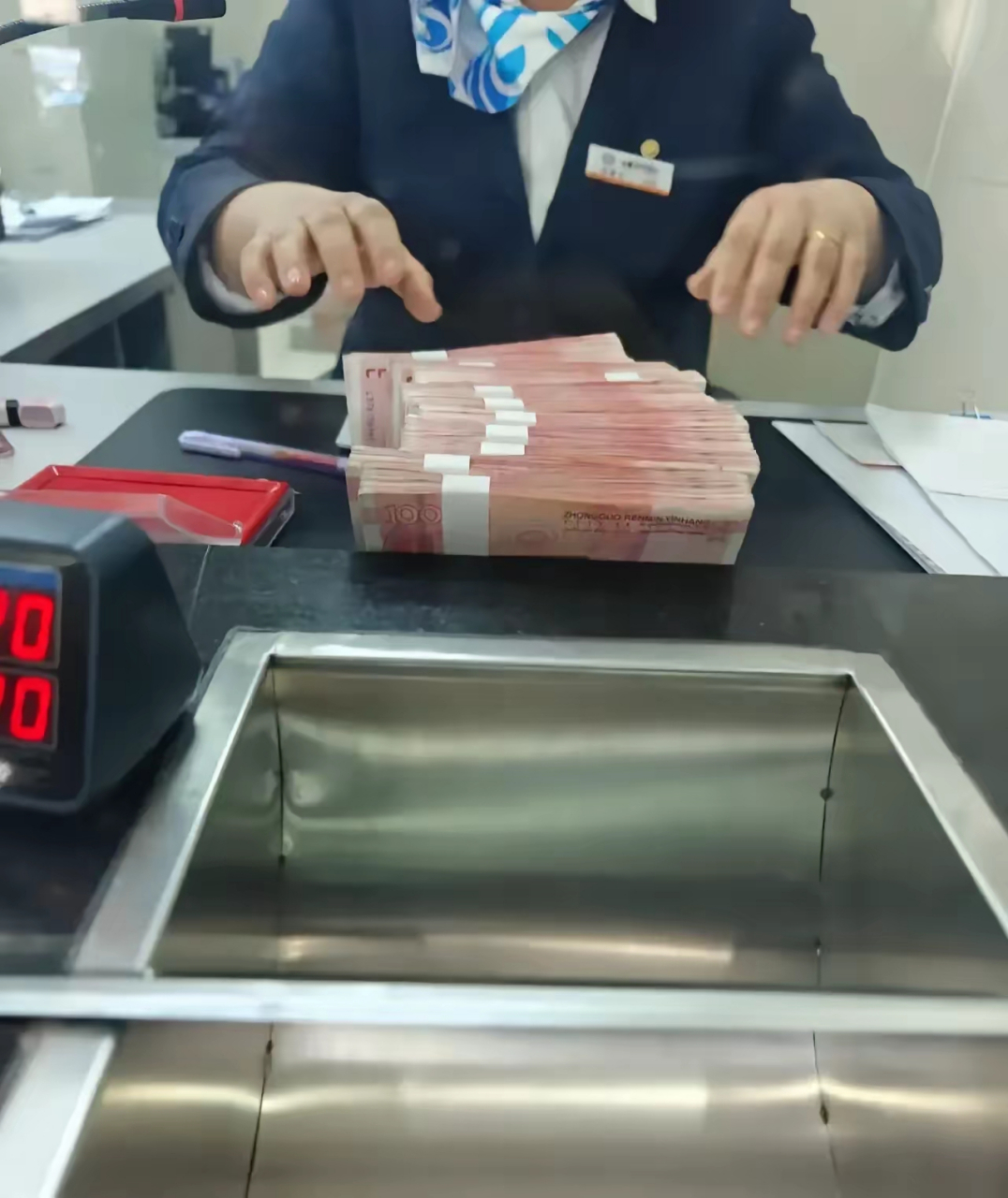 一女子到银行准备取 8 万现金,好家伙,柜台职员那是一个劲儿地追问