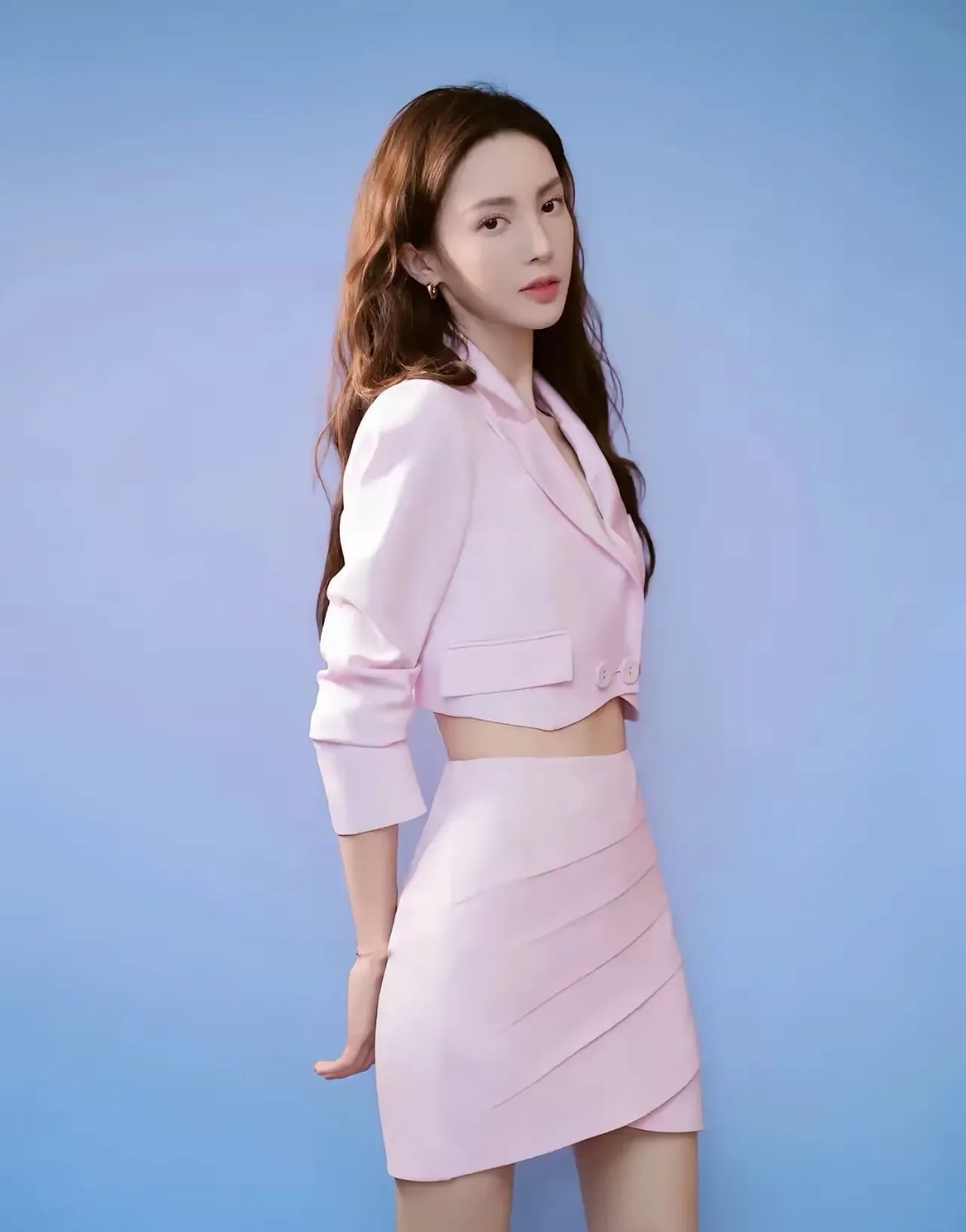 凌晨3点,金晨站在镜头前,脸上是让人难以捉摸的微笑,仿佛与这个世界