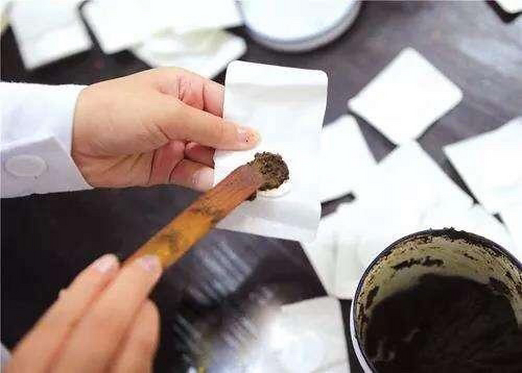 【中药敷贴疗法】 中药贴敷疗法:将药物贴敷于身体某部,病在内者贴敷