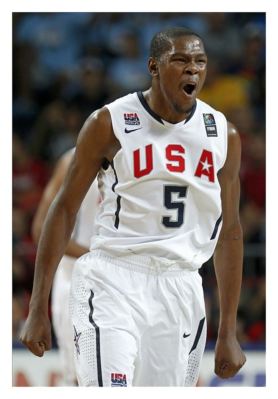 小组赛美国队对战立陶宛队发生了让人不可思议的一幕,杜兰特张手要球