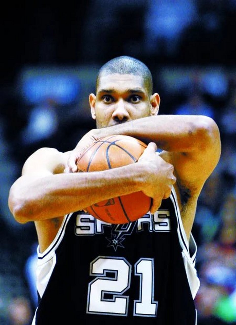 邓肯能排进历史前五吗 邓肯吃亏在为人比较低调,而且马刺队也是小球市