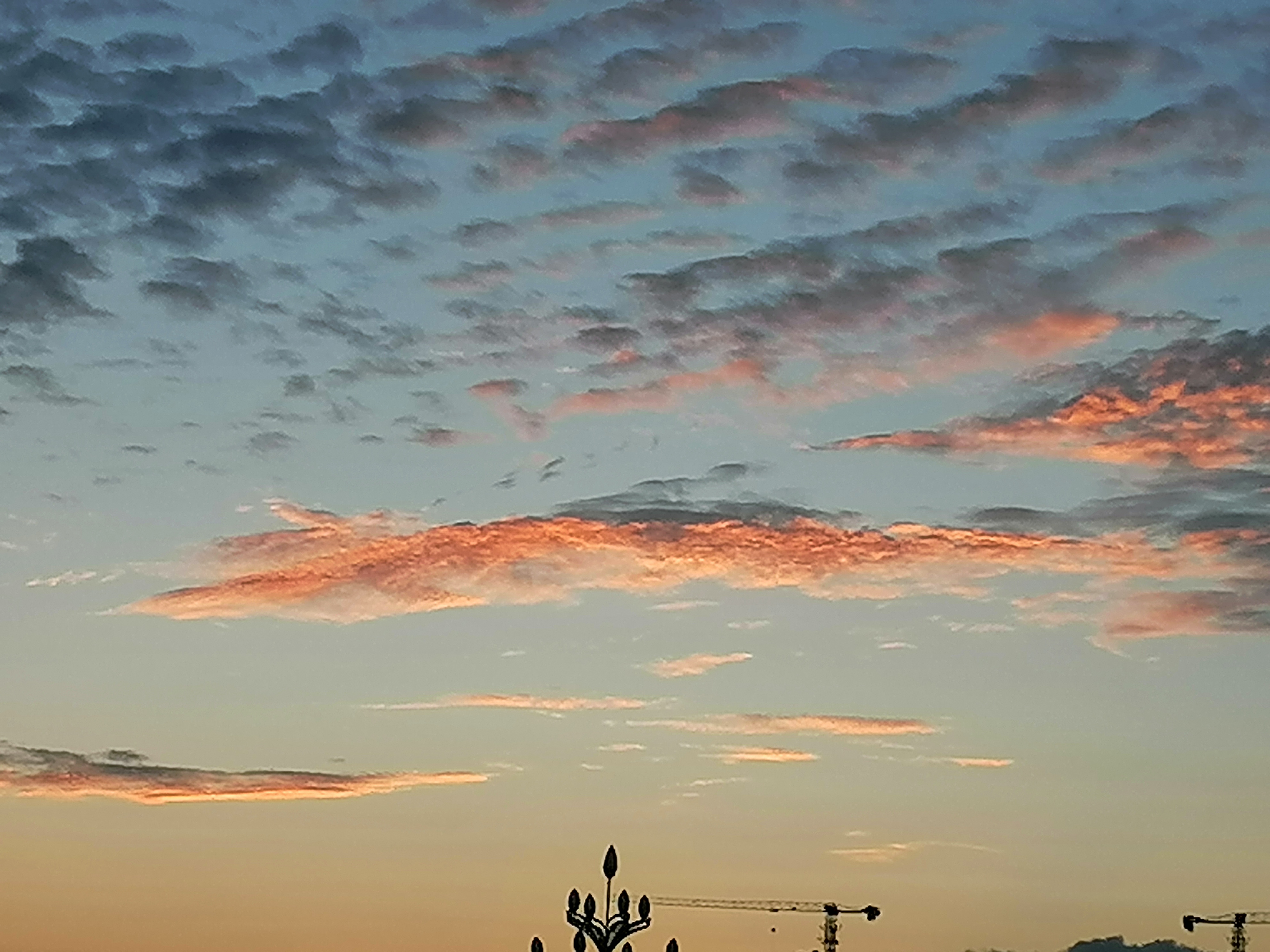 夕阳下的浪漫,云朵中的剪影,记录这美好瞬间