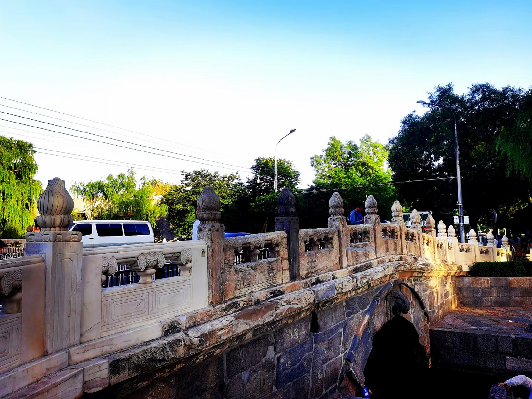 骑行经过万宁桥,是距今有738年历史的文物古迹,现在仍在双车道过车