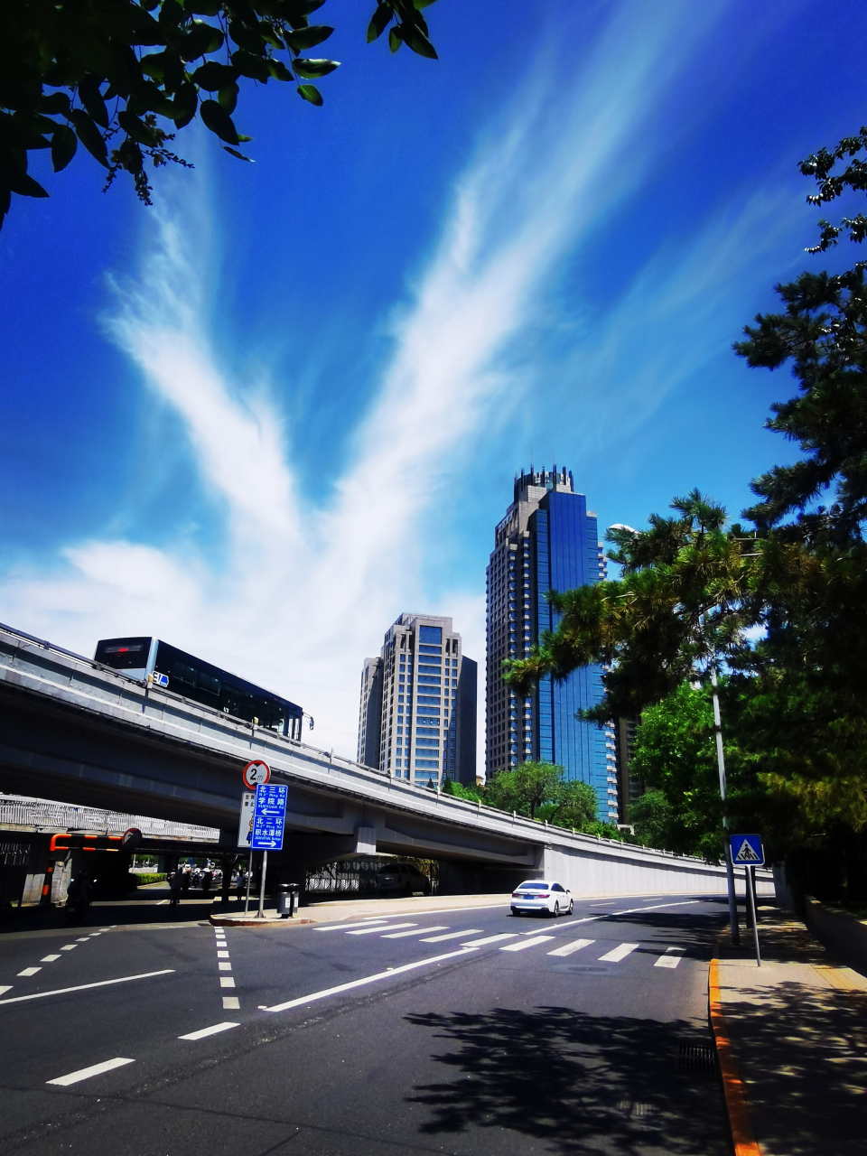 北京西直门"抛物线",天主教堂,北四环中路骑行手机街拍(7.7)