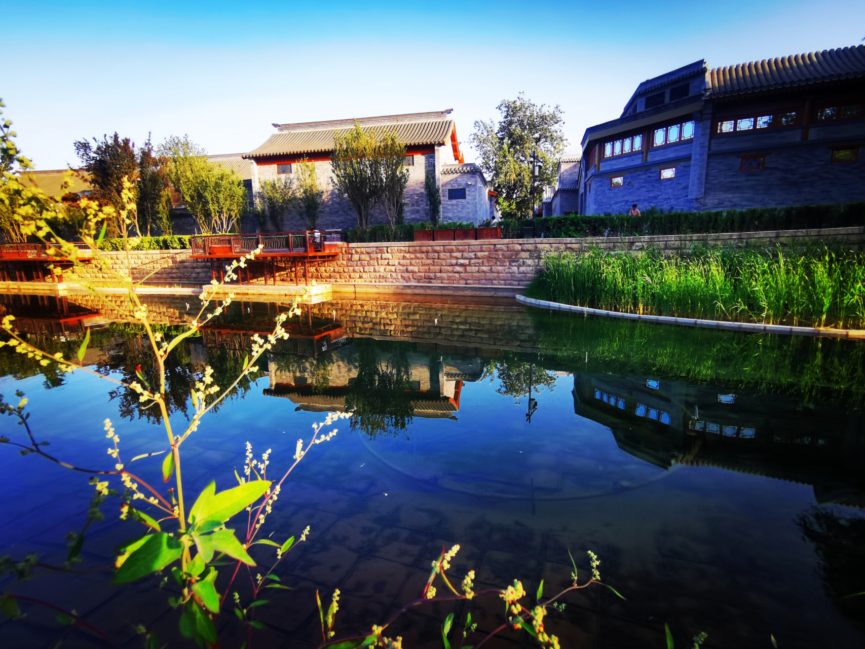 北京什刹海后海万宁桥风景.