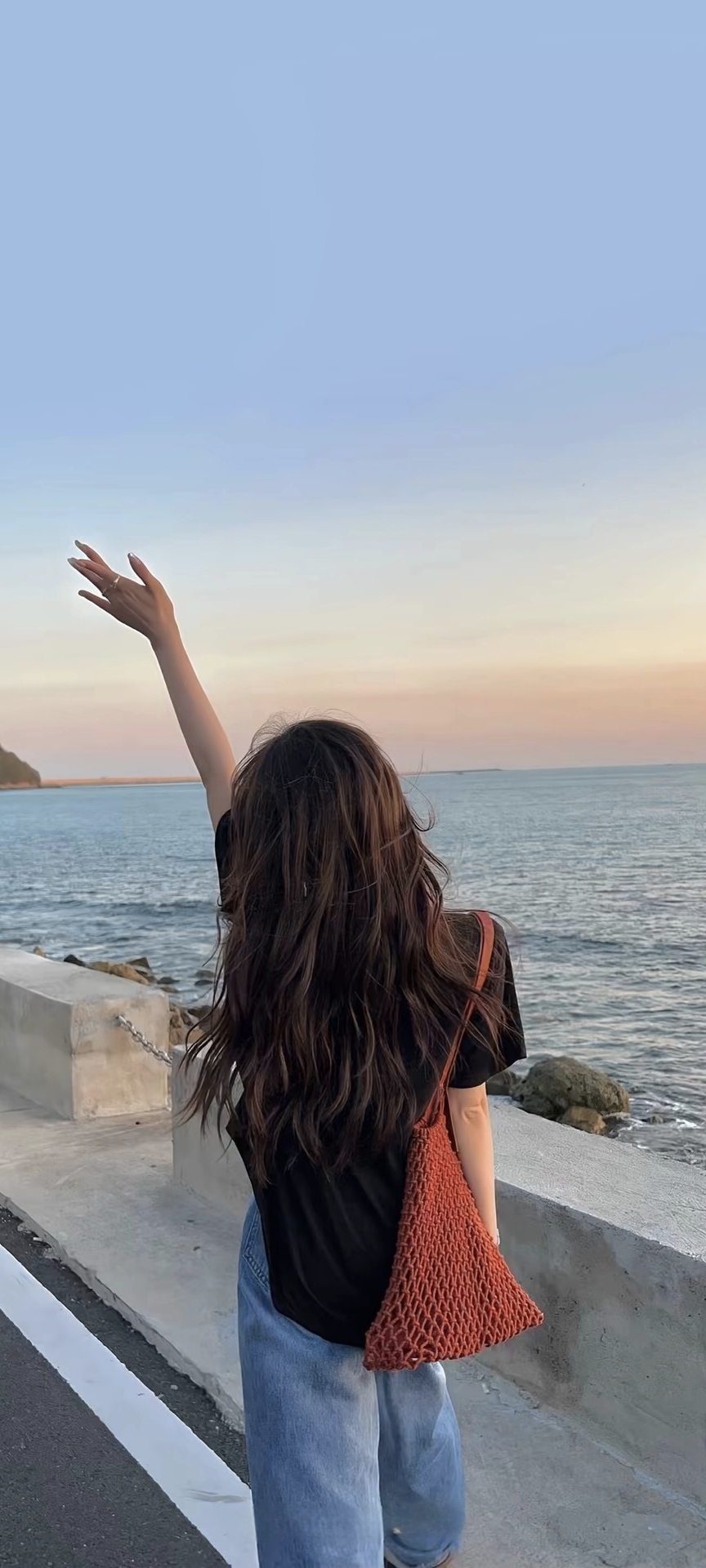 壁纸女生日落海边女生背景图手机壁纸壁纸真人落日沙滩海边背景美女图