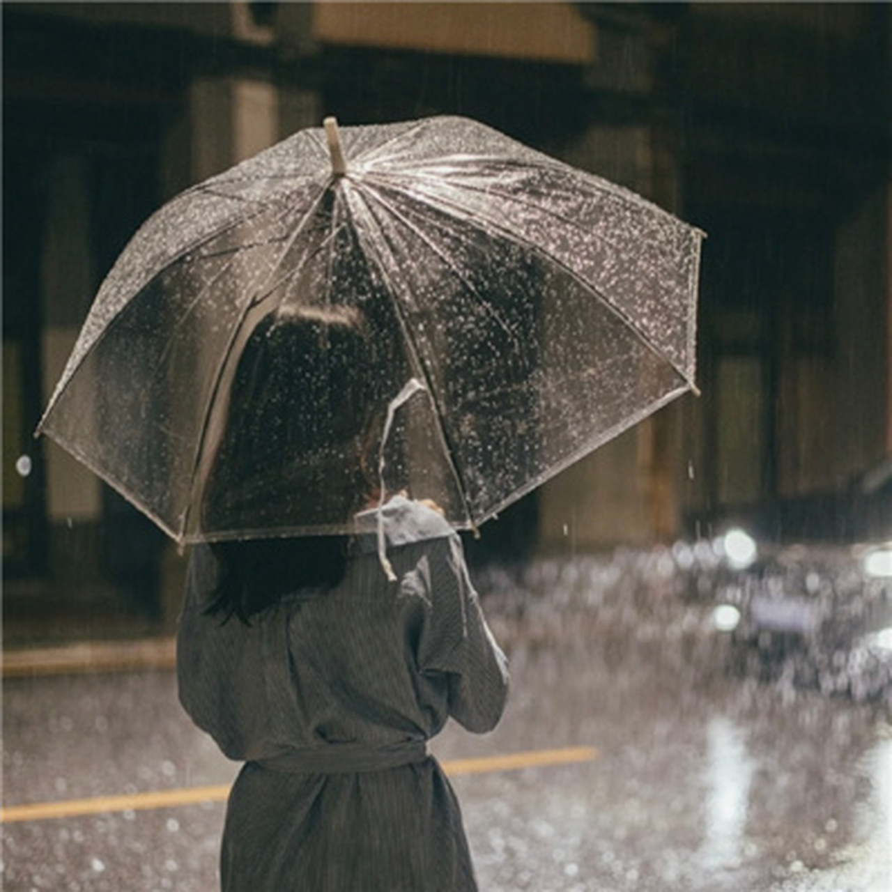 "后来很多个阴天,我都不愿意淋雨再去见你"#头像# #伤感女生头像