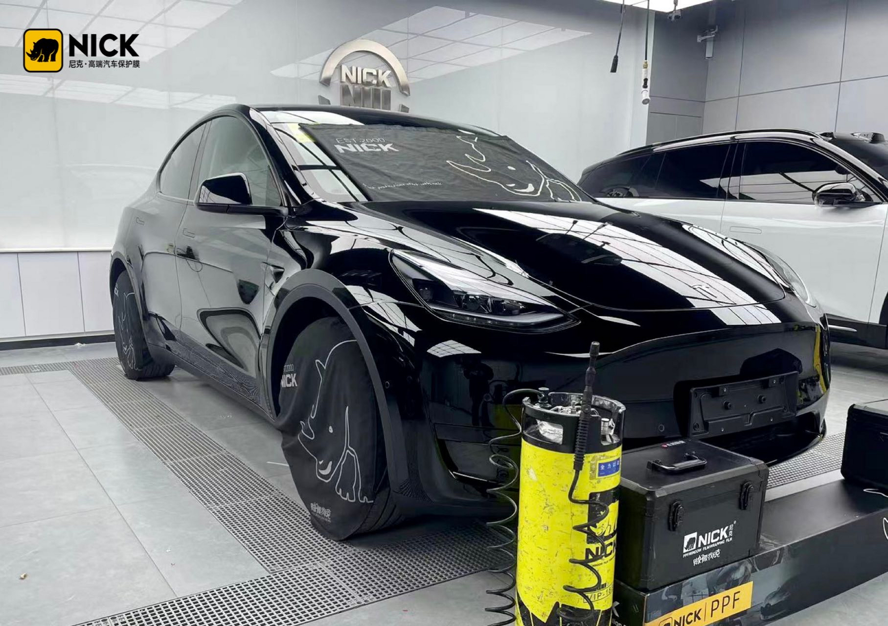 特斯拉到新疆永和嘉业贴尼克隐形车衣金刚牛保护原车漆乌鲁木齐哪家