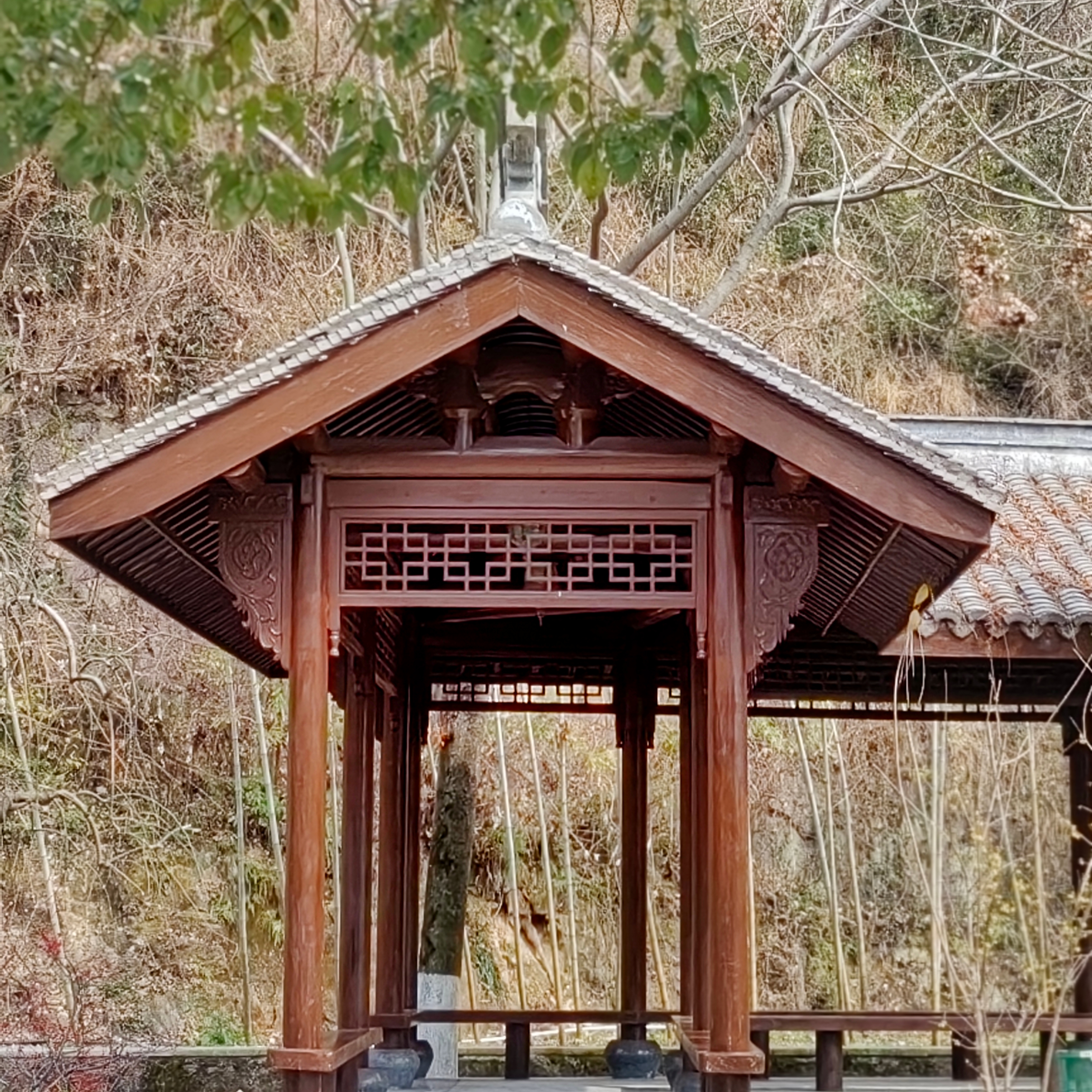 走进这座古老的木制凉亭,仿佛穿越到了另一个世界