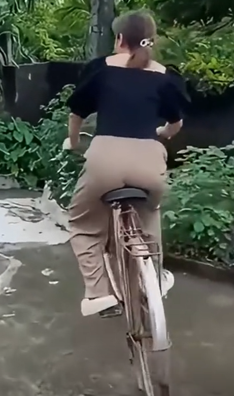 好久没骑过自行车了,天气晴朗,骑车出去溜溜,微微的风吹过脸庞,真是