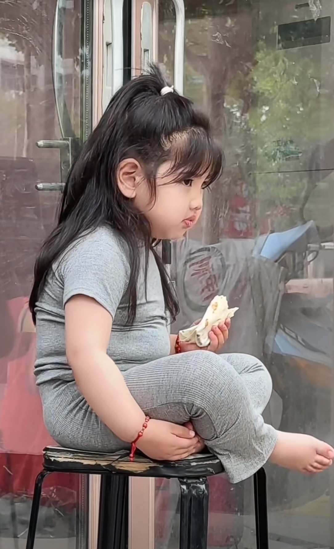 谁说的胖不好看,看看这个小姑娘一身可爱的小肥膘,少吃一口都达不到