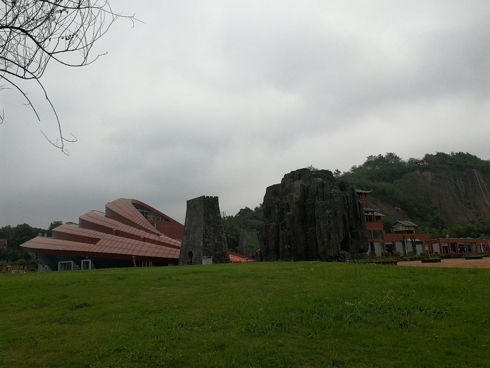 湖南郴州飞天山演艺中心和翠江码头,天气骤寒,游人稀少,门庭冷落.