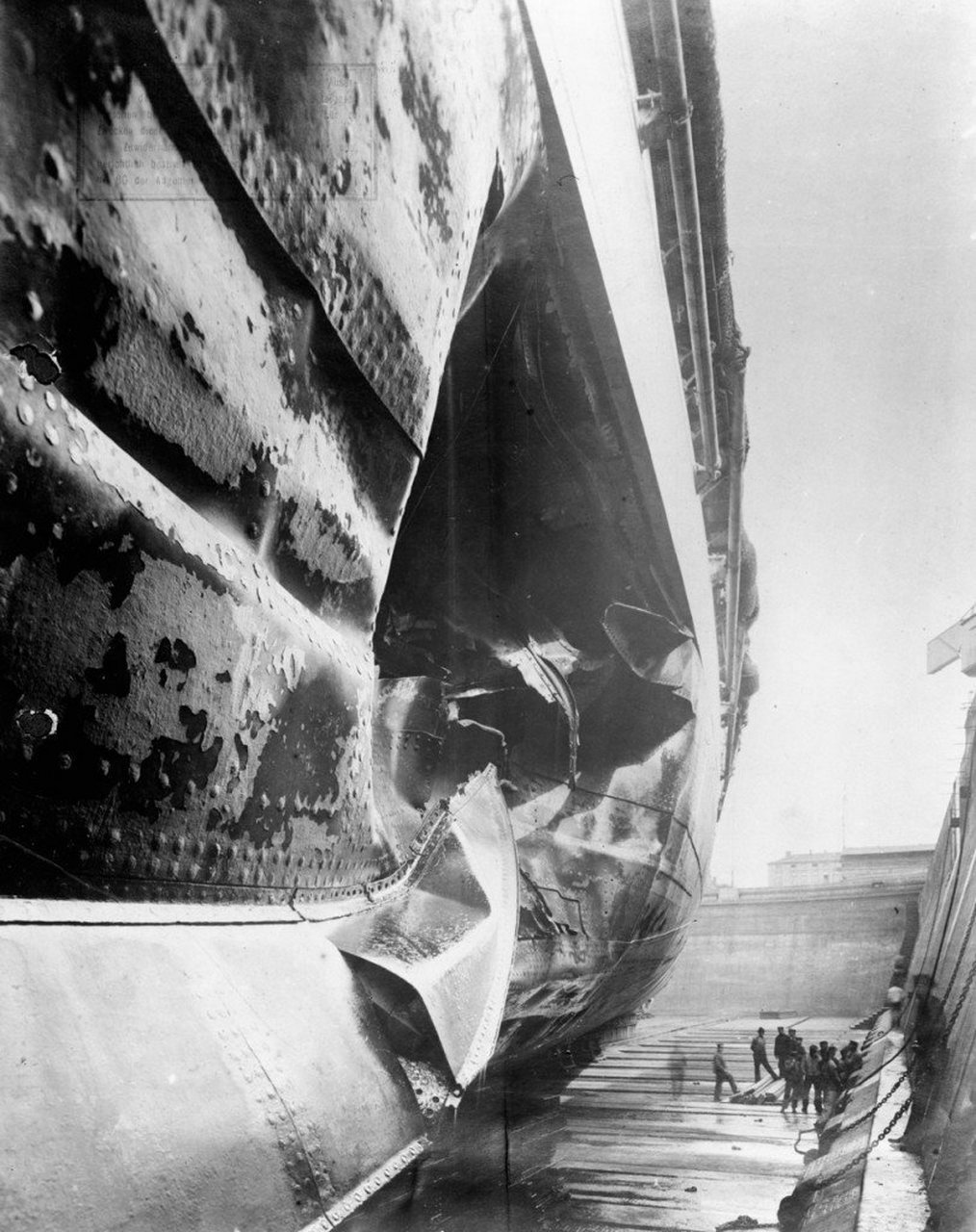 日德兰海战结束时东弗里斯兰号战列舰被一枚水雷炸的大洞