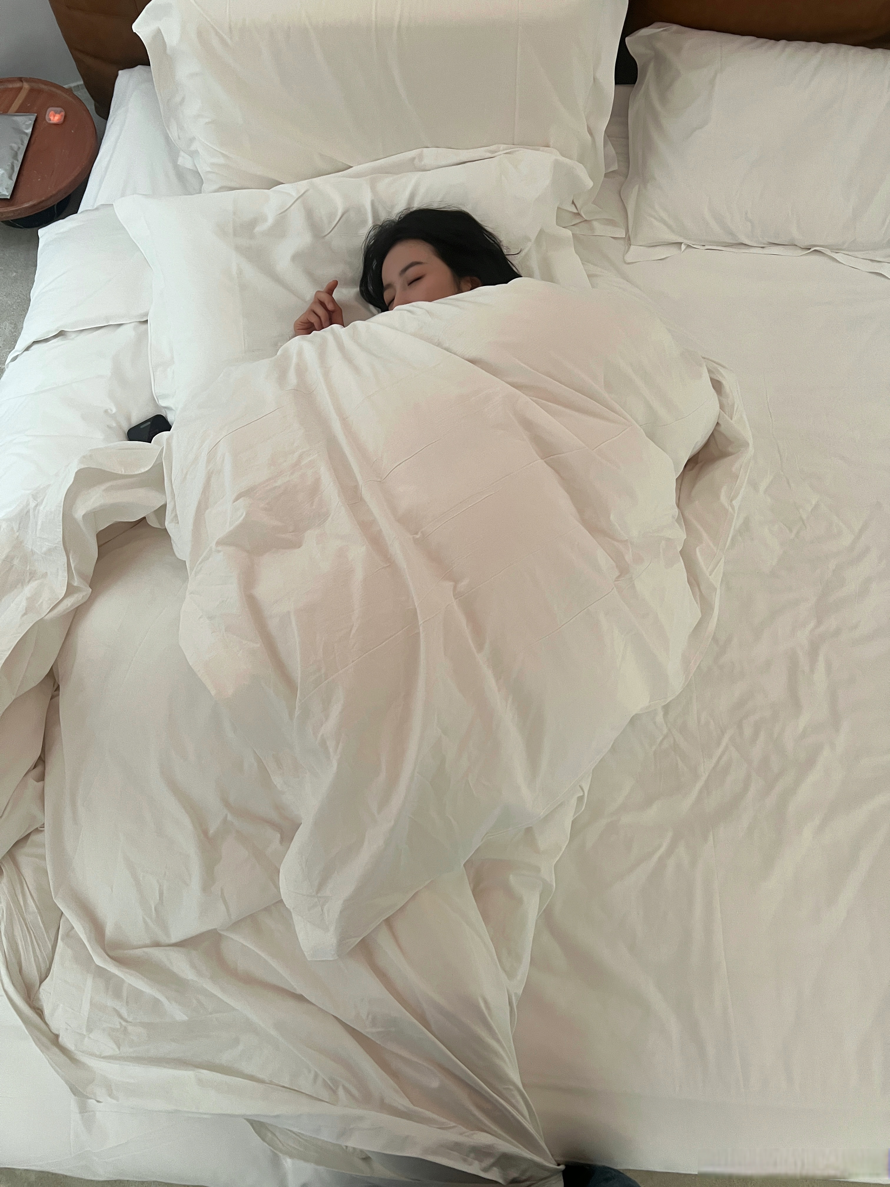 白色的床单如同梦的摇篮,轻轻摇晃着她的梦境.