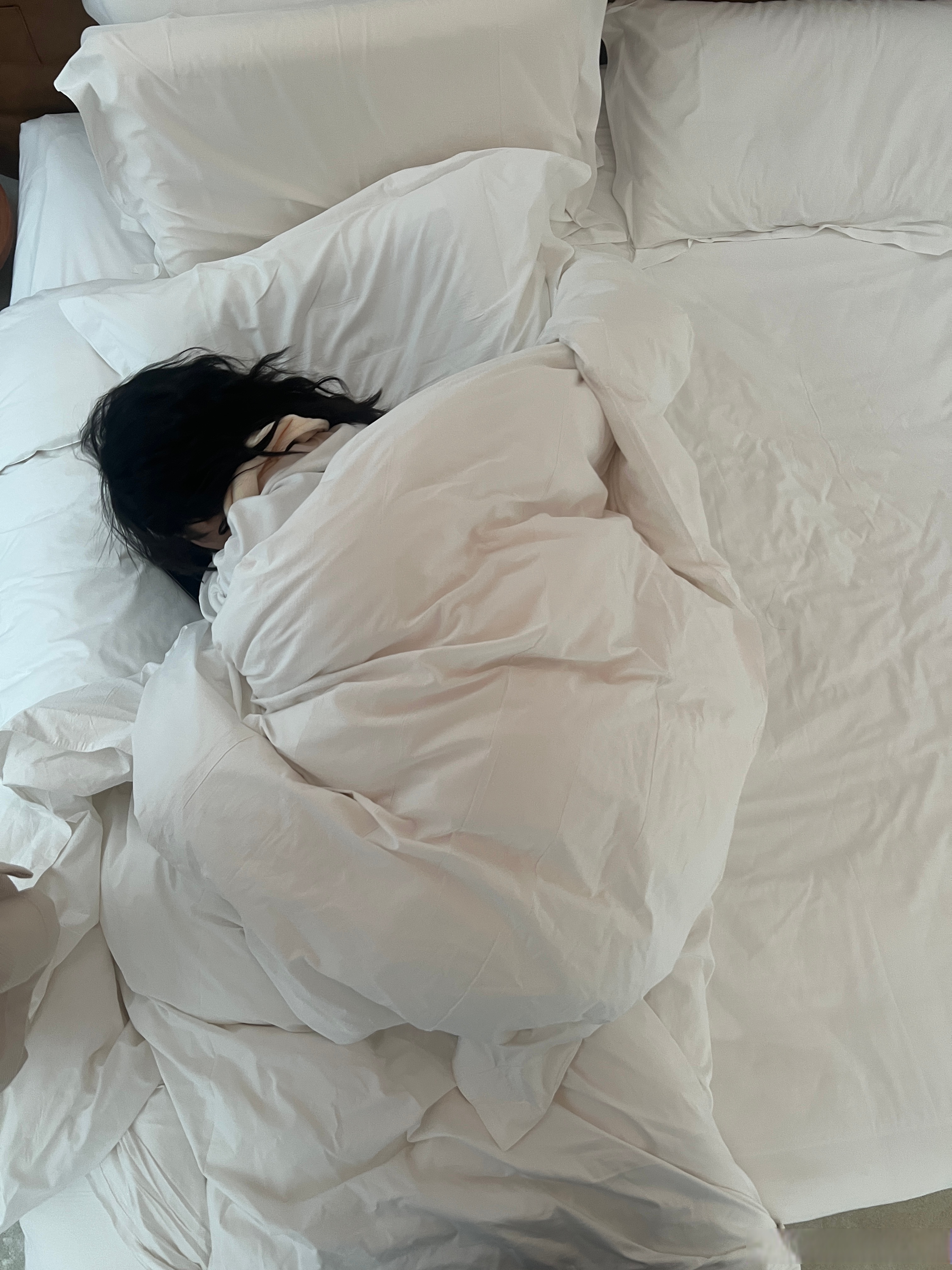 白色的床单如同梦的摇篮,轻轻摇晃着她的梦境.