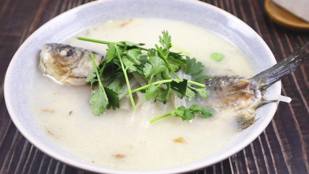 美食教程# #妈妈圈# 给产妇做的一道下奶汤 清炖鲫鱼汤 原料:鲫鱼条 