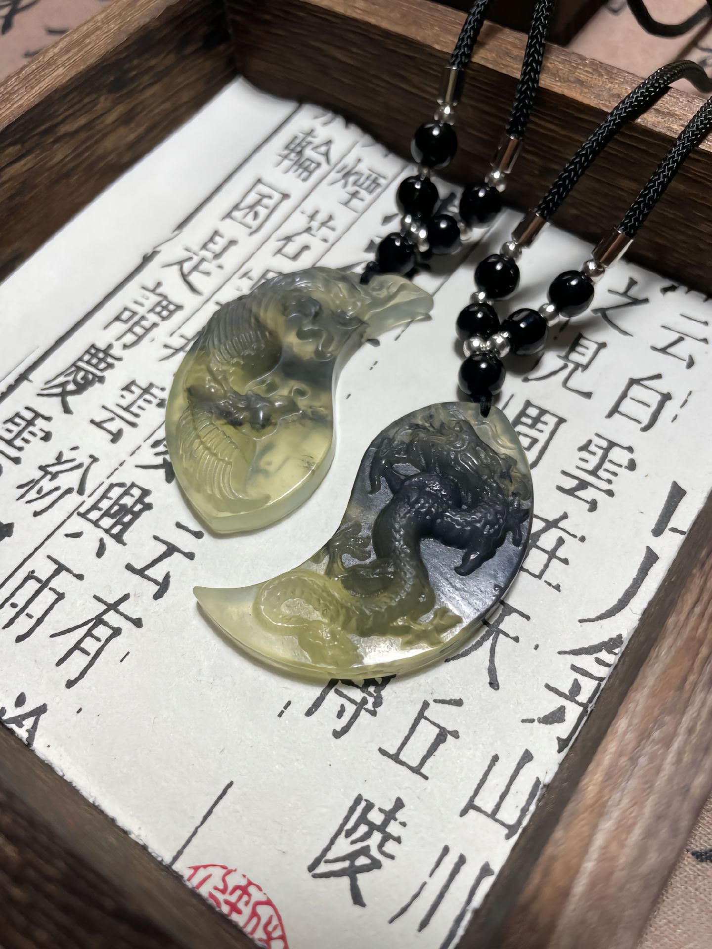 在古代,玉佩不仅是贵族们彰显身份的象征,更是恋人们互诉衷肠,定情的