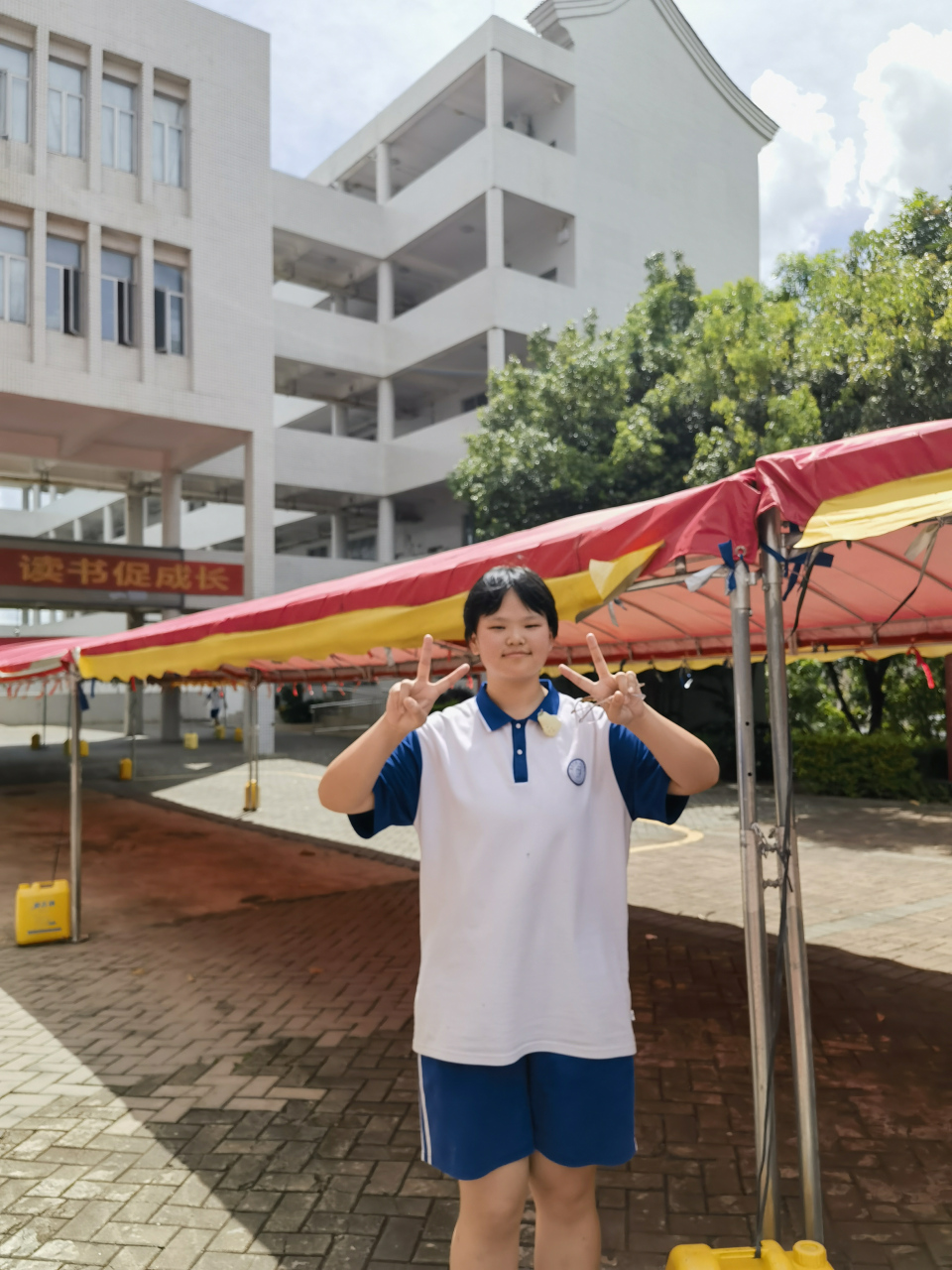 尊敬的老师们,家长们下午好:     我是东莞八中高二5班班长李双岭,很