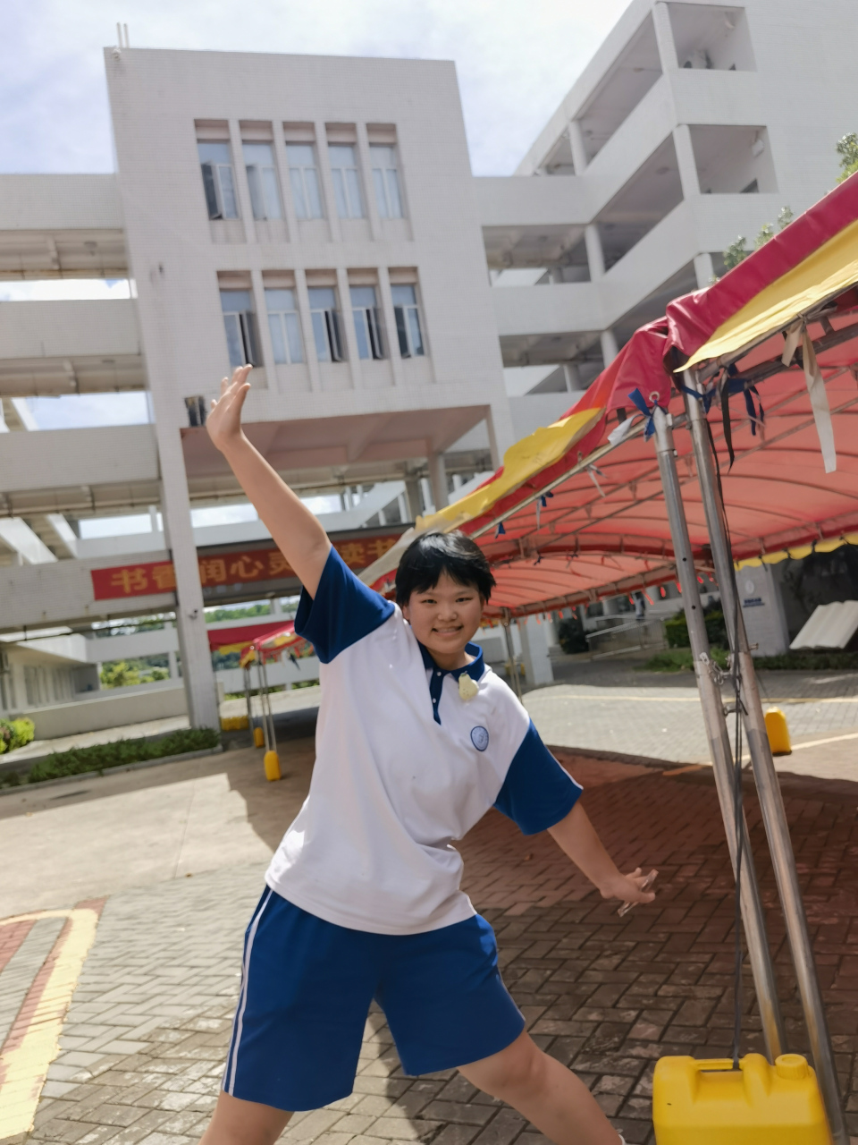 尊敬的老师们,家长们下午好:     我是东莞八中高二5班班长李双岭,很