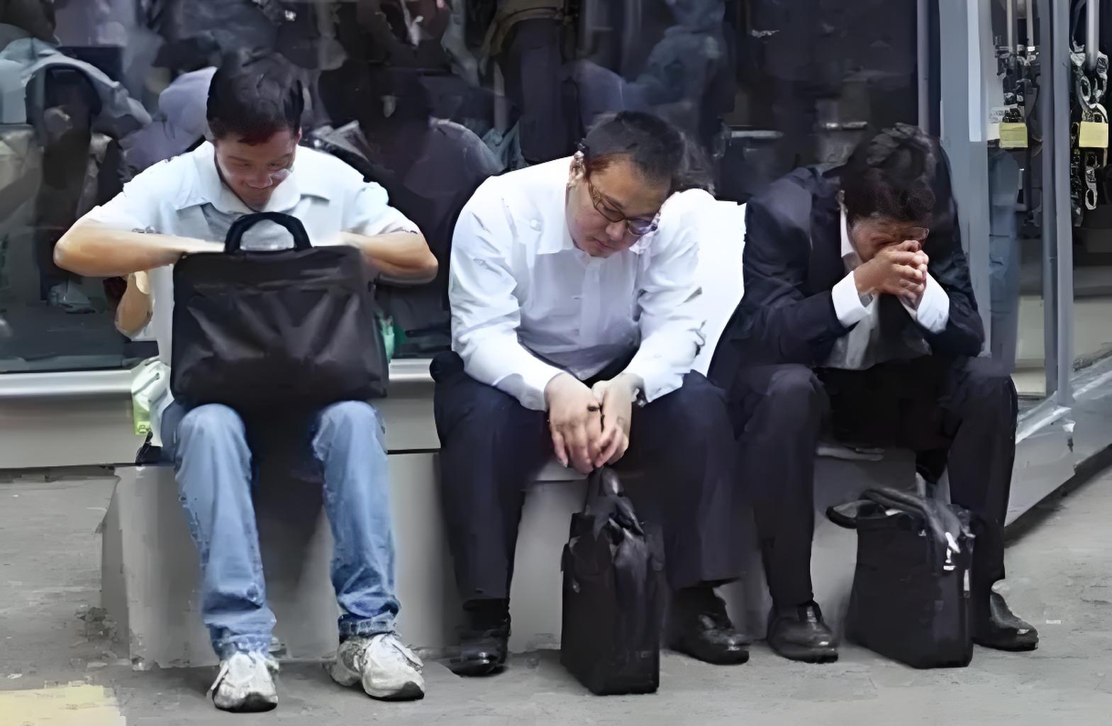 巧遇世道变迁时,才俊不及做工郎. 偶逢红颜需财霸,赊贷二十载无悔.