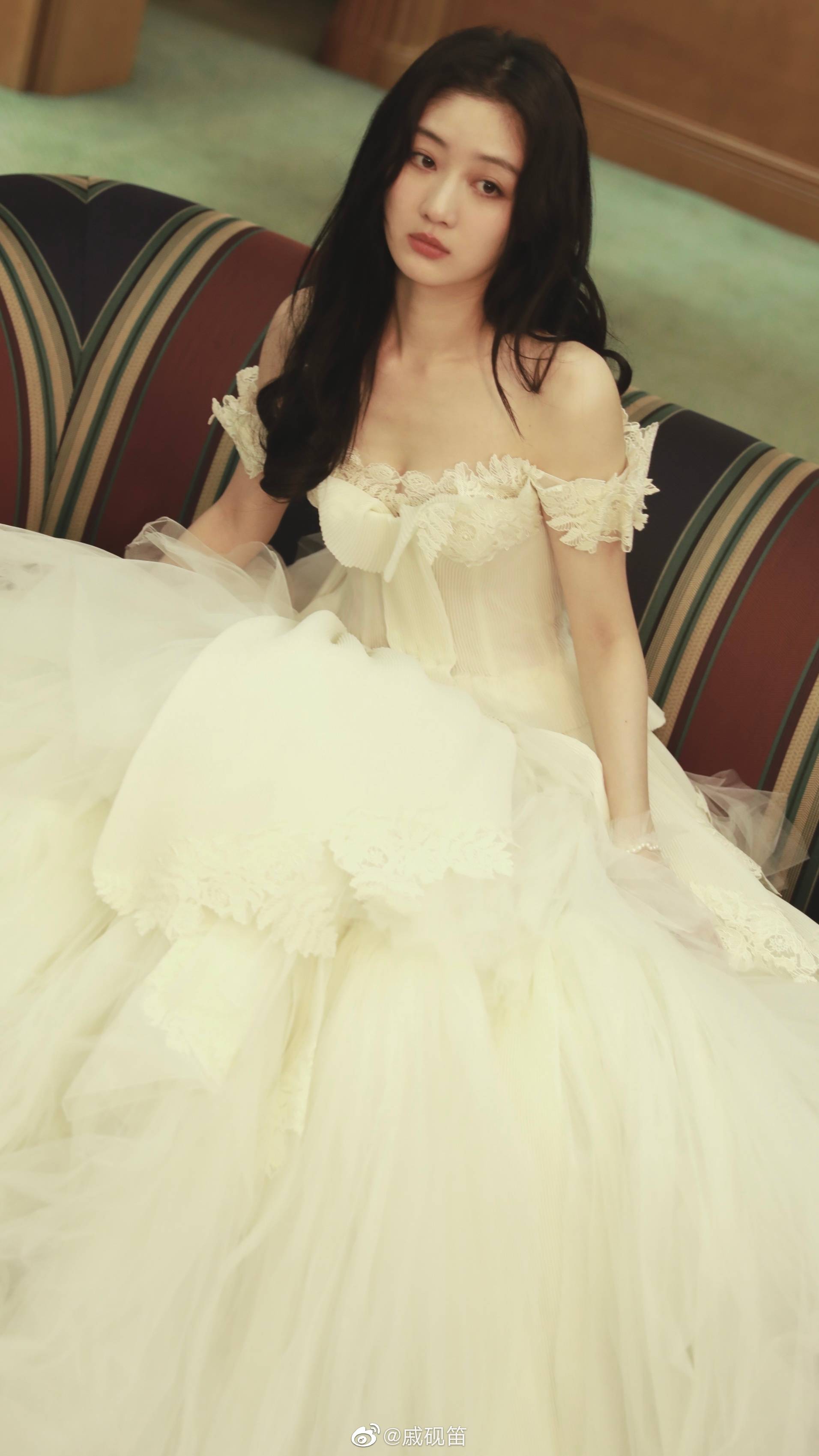 戚砚笛白色蕾丝婚纱写真,像是优雅的仙女,清纯可爱,青春靓丽.