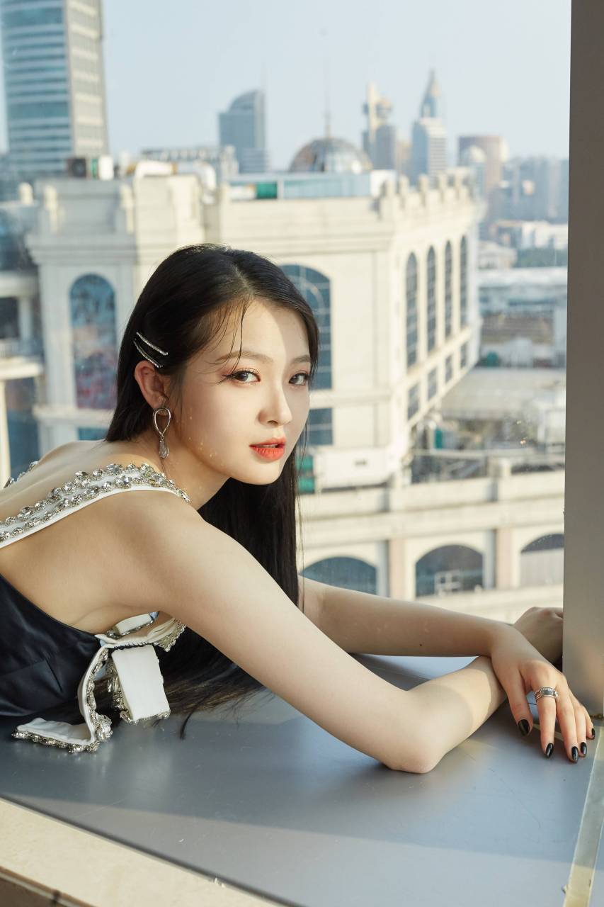 周梓倩黑色镶钻皮裙写真,优雅调皮,楚楚动人,魅力四射.#周梓倩