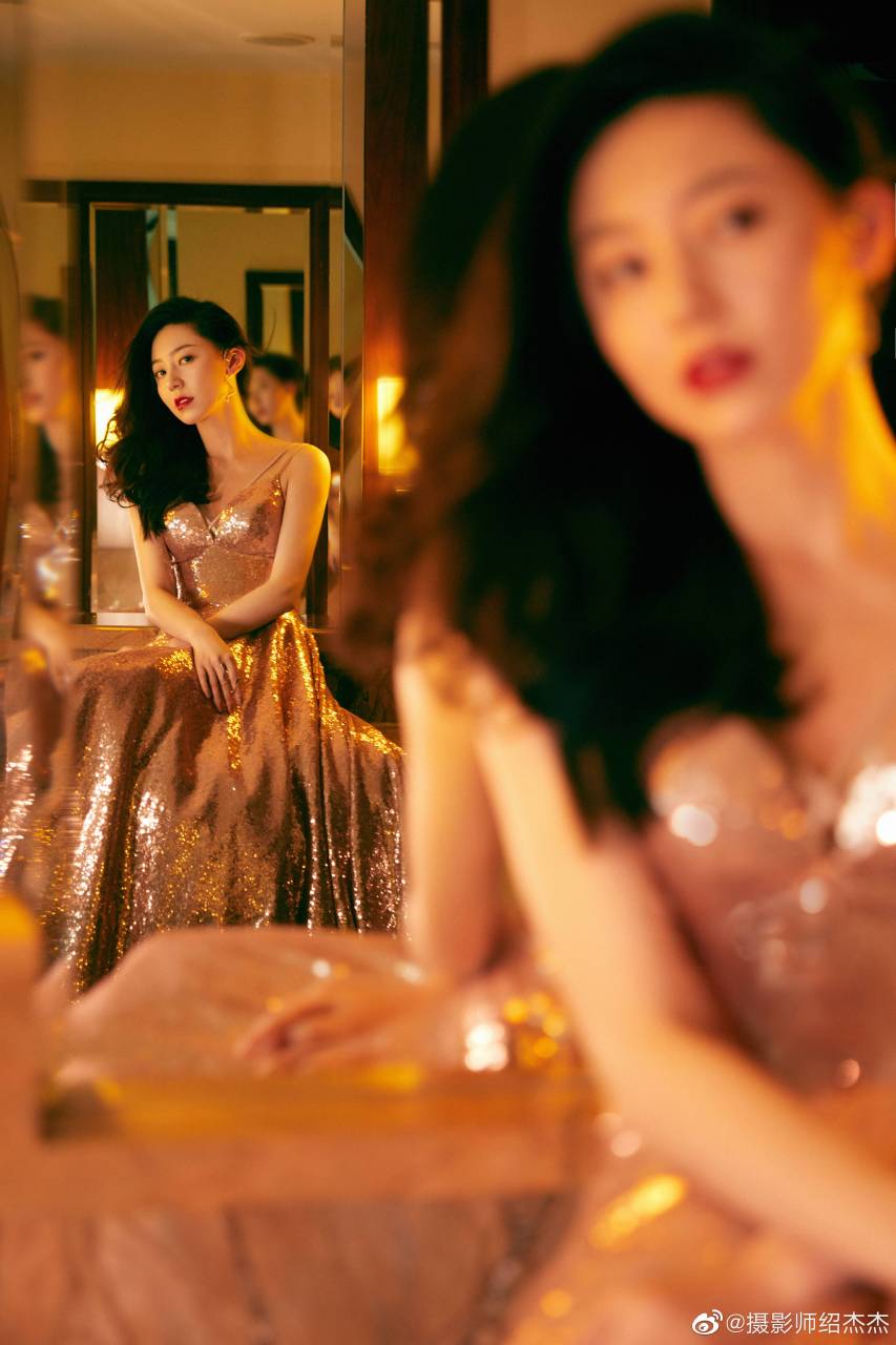 黄梦莹鎏金镂空长裙红毯造型.#黄梦莹