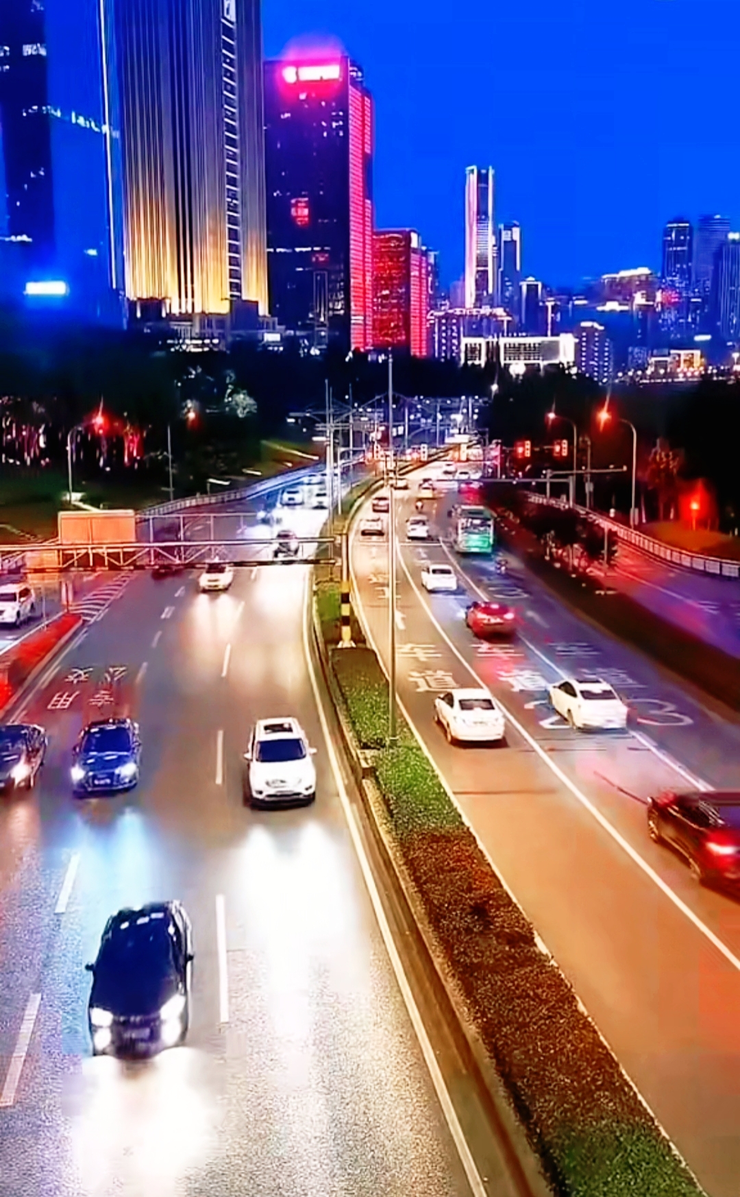 夜幕下的城市,车水马龙,霓虹闪烁,生活节奏的交响曲.#夜景