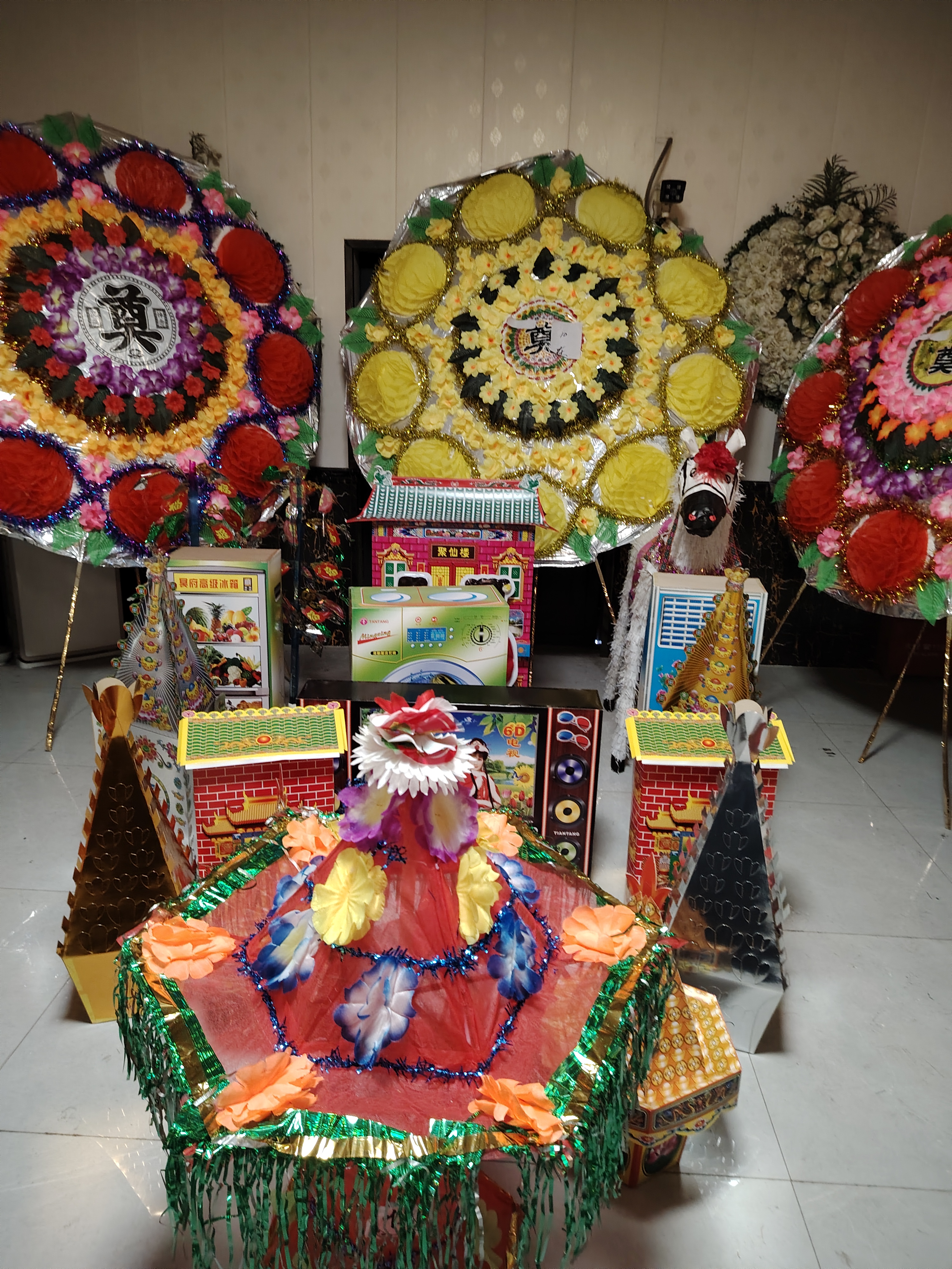 供品去世老人出殡摆路记用什么贡品灵堂后面放的什么东西丧事背红绳