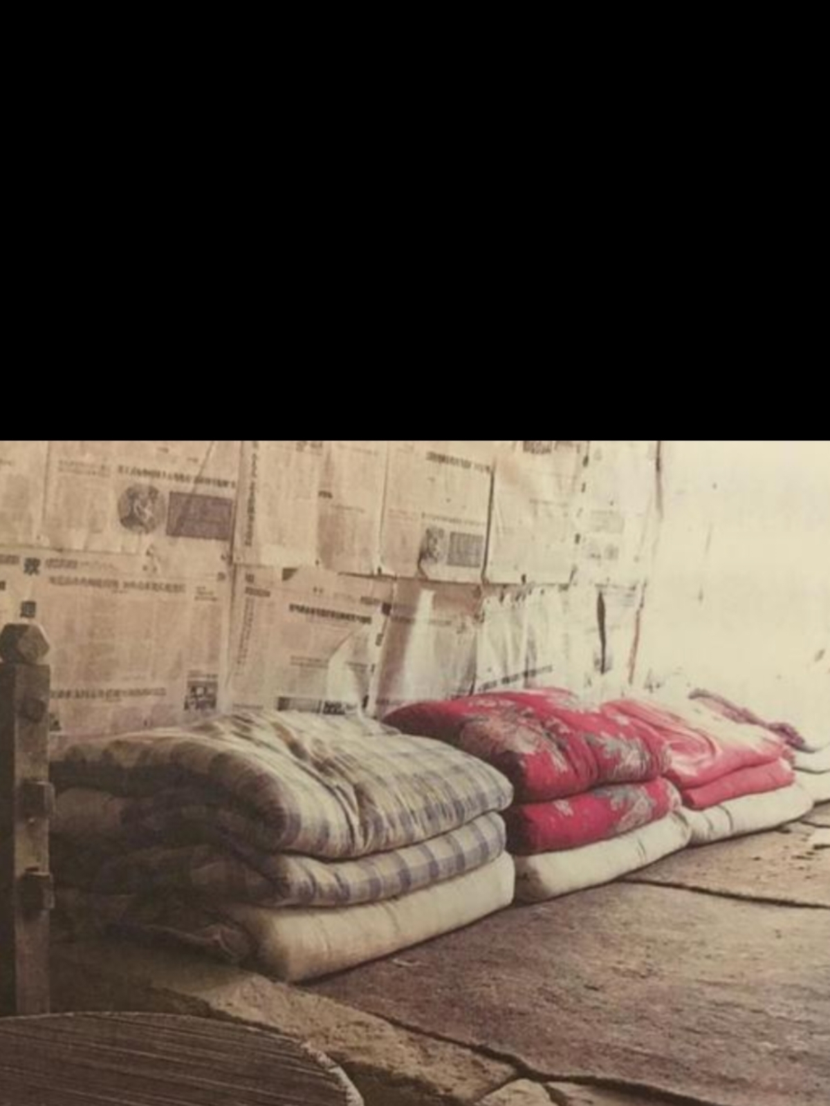 "这可不是战争现场,这是我们在八十年代末上初中的时候学生宿舍真实