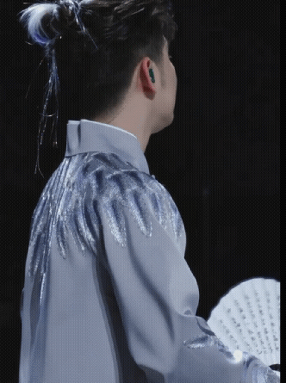 张云雷# 真好看,头饰和凤羽大褂才是完整凤舞九天闪闪发光呢[心][心]