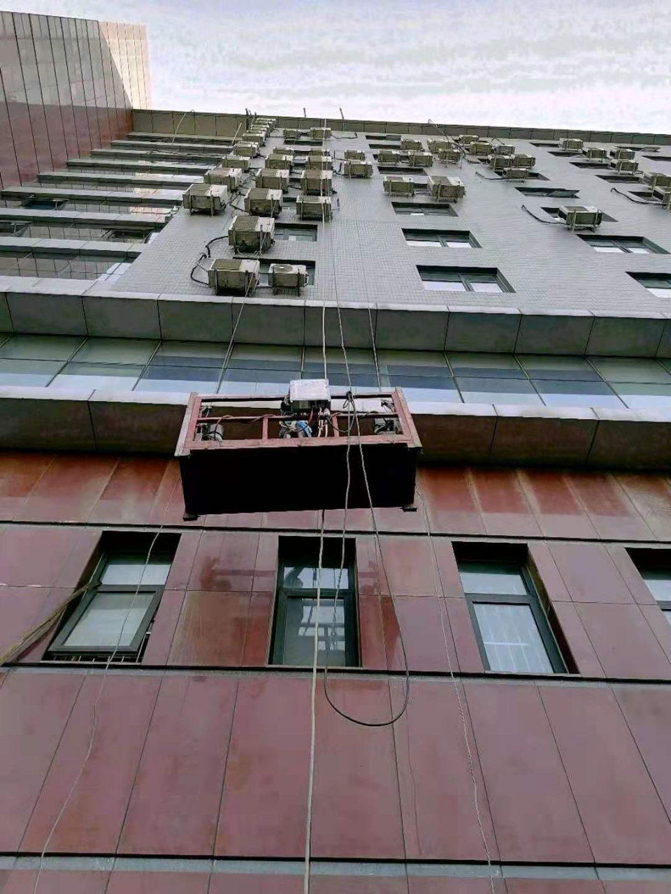 北京鑫鑫电动吊篮出租,电动吊篮广泛适用于建筑外墙抹灰,贴面砖,安装