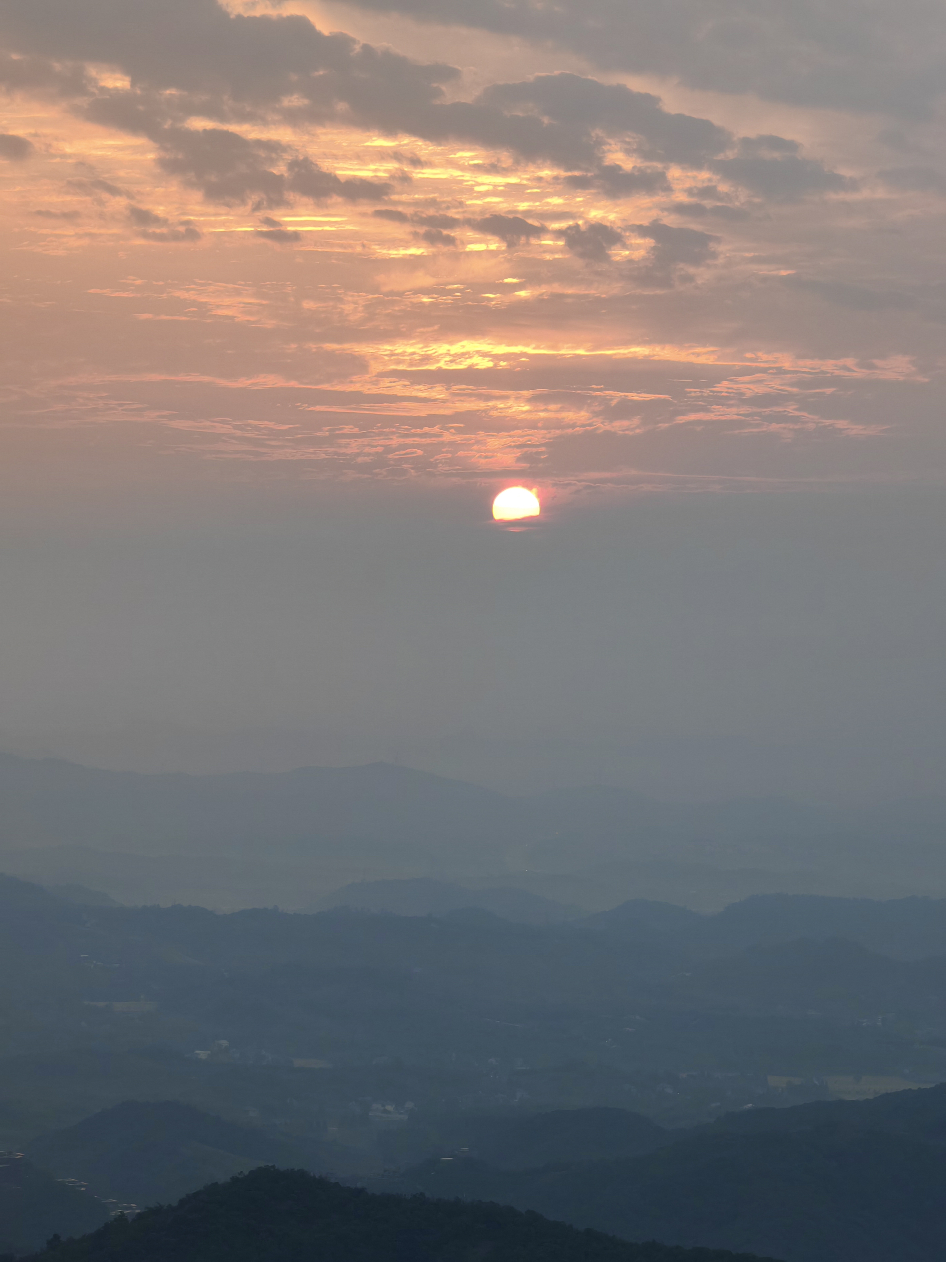 太阳从地平线升起图片图片