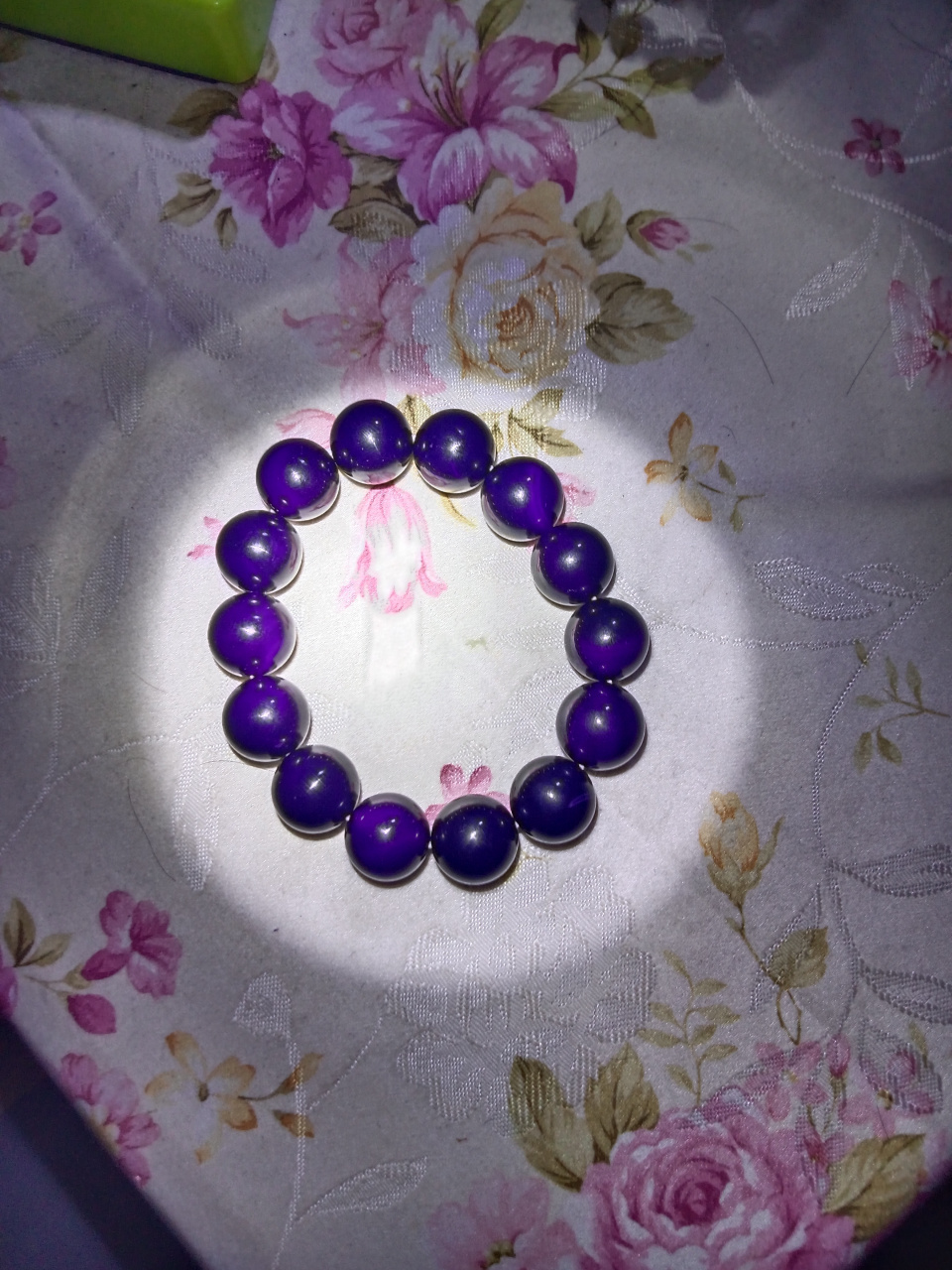 紫俱来天花板籽料紫的发黑,在阳光下它会散发出满紫色浓郁的帝王紫色