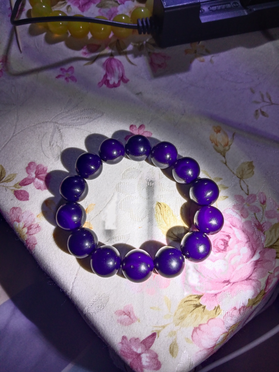 紫俱来天花板籽料紫的发黑,在阳光下它会散发出满紫色浓郁的帝王紫色