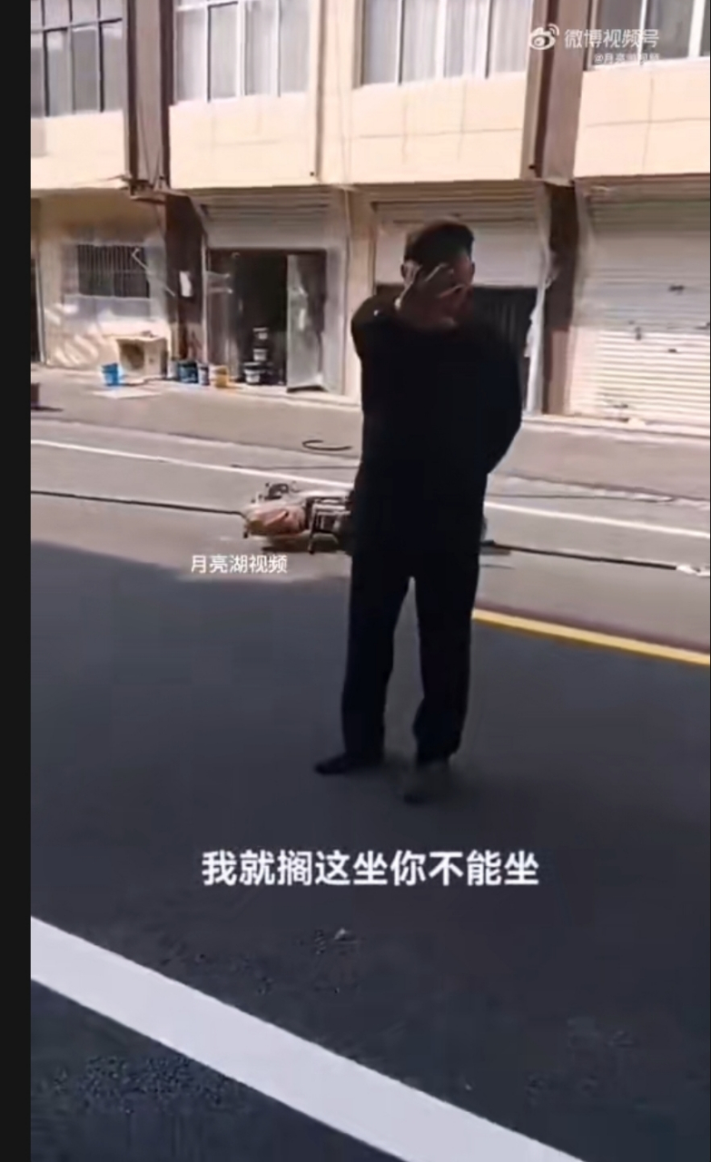 老大爷骑车摔倒,就因为对面女子没扶他起来,就遭到这个老大爷嘴里不干