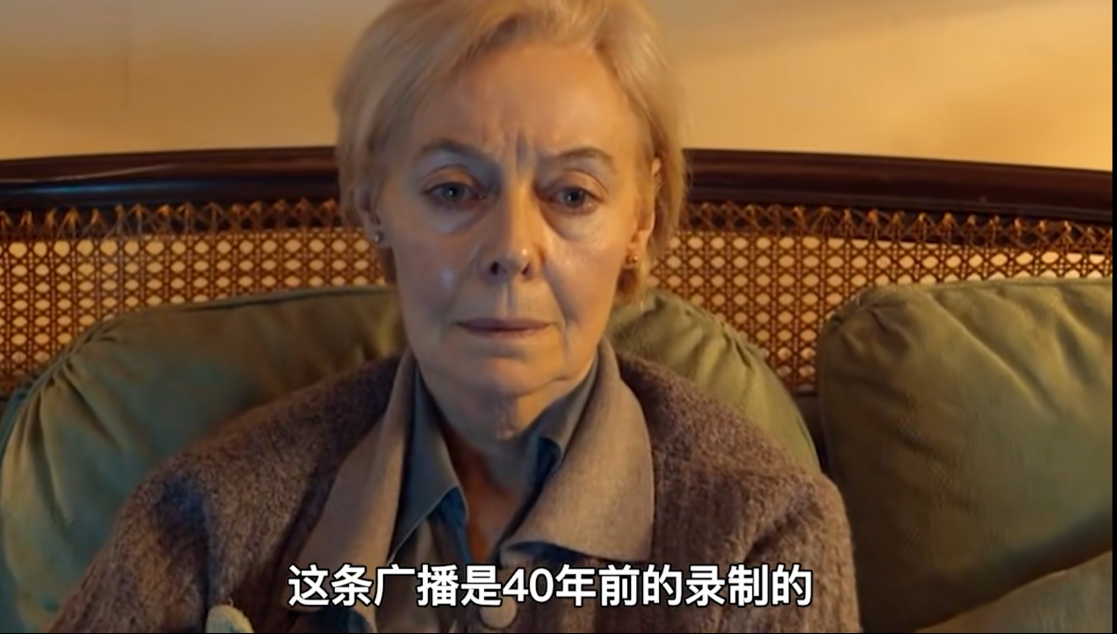 一个老太太,每天都能看见她,坐在地铁站台的长椅上