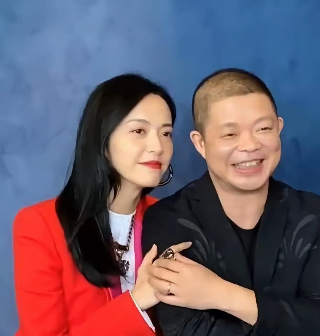 姚晨的丈夫虽然有些秃顶,外貌平凡,五官不算立体,但两人走在一起十分