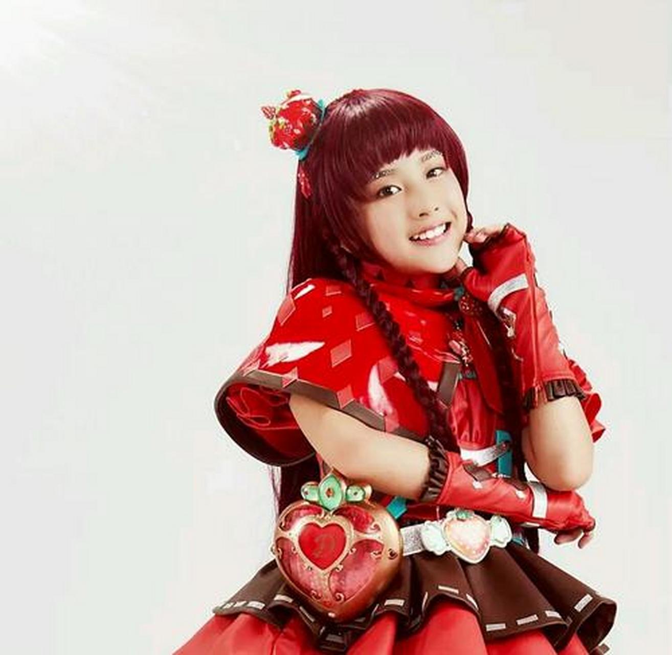 小熠 黄心贻 饰,配音:丁润琦 朵蕊天女,侦探爆爸的女儿,阿聪的发小