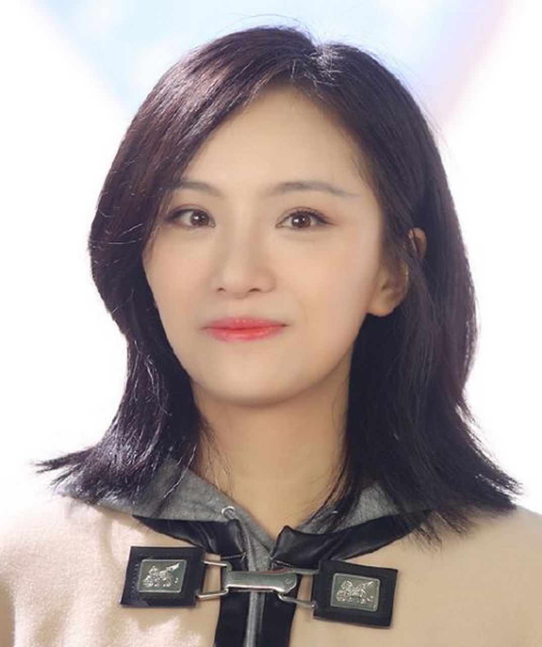 伊丝 李予溪 饰 仁圣女,掌管仁爱圣舞法,圣族三护法之一,婉约优雅