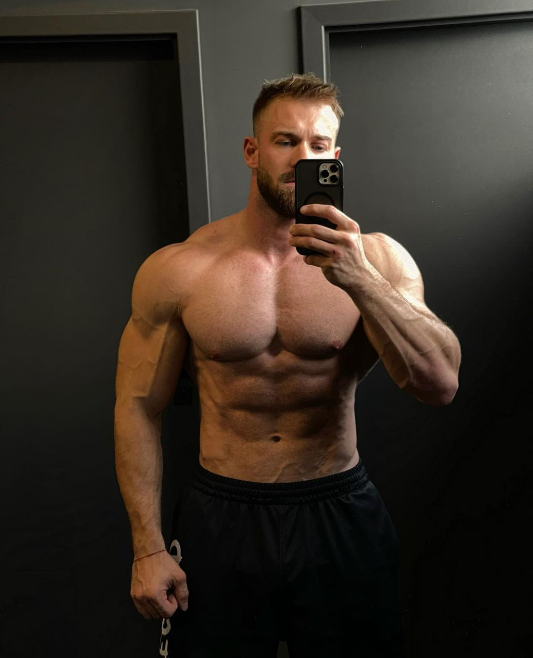 94健身型男日常,这种大块头肌肉男是你喜欢的类型吗?