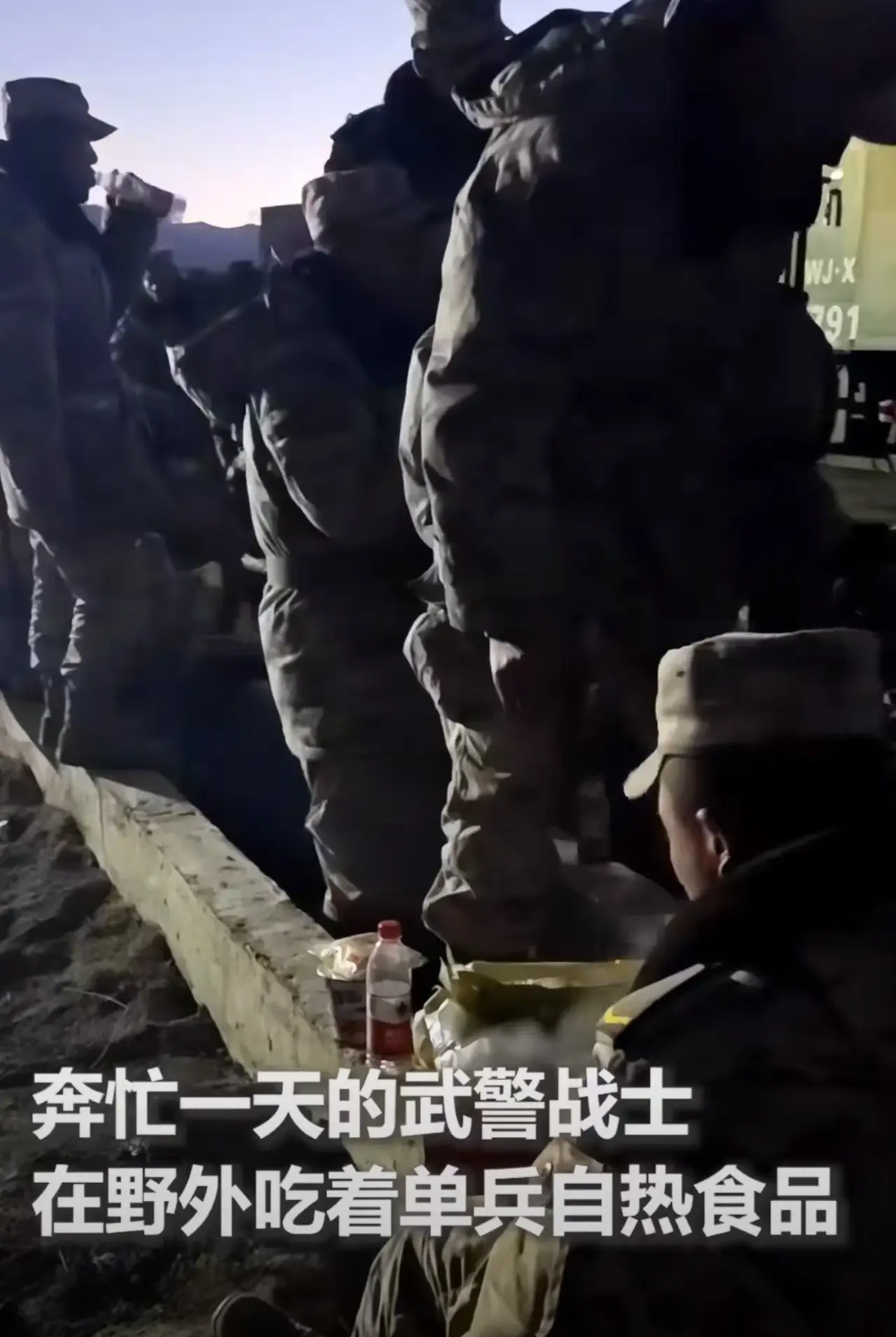 军人夜间在帐篷玩手机图片疫情军队铁饭碗武警士兵腹泻驻训吃自热食品