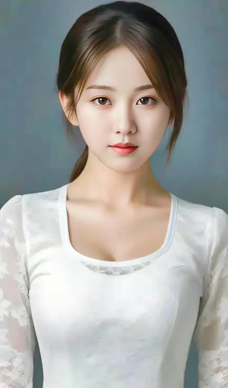 黑色长发轻梳马尾,皮肤光滑如玉,眼睛明亮如星,红唇微启,透露着女性的