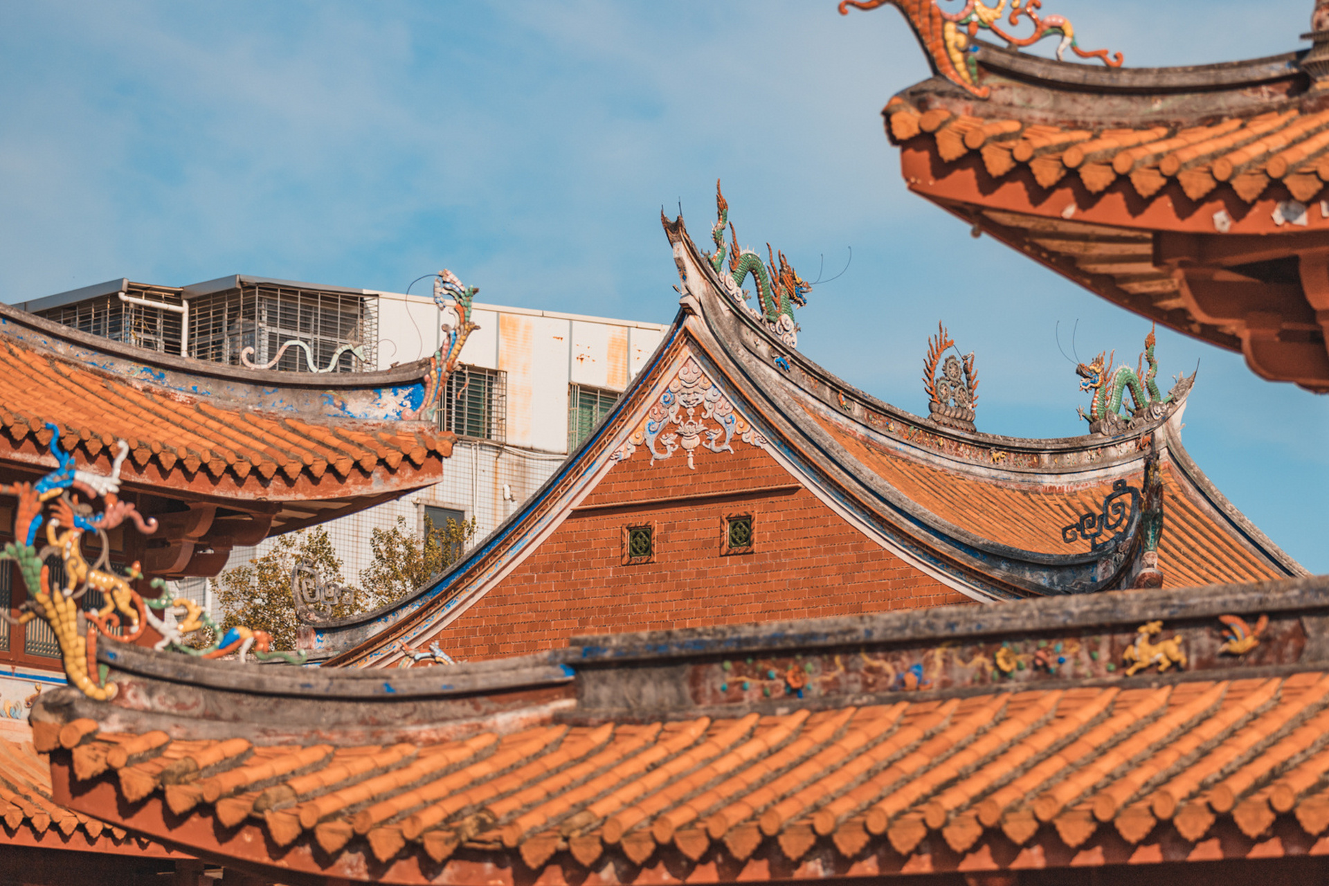 这就是闽南古厝独具特色的屋脊—"燕尾脊"!