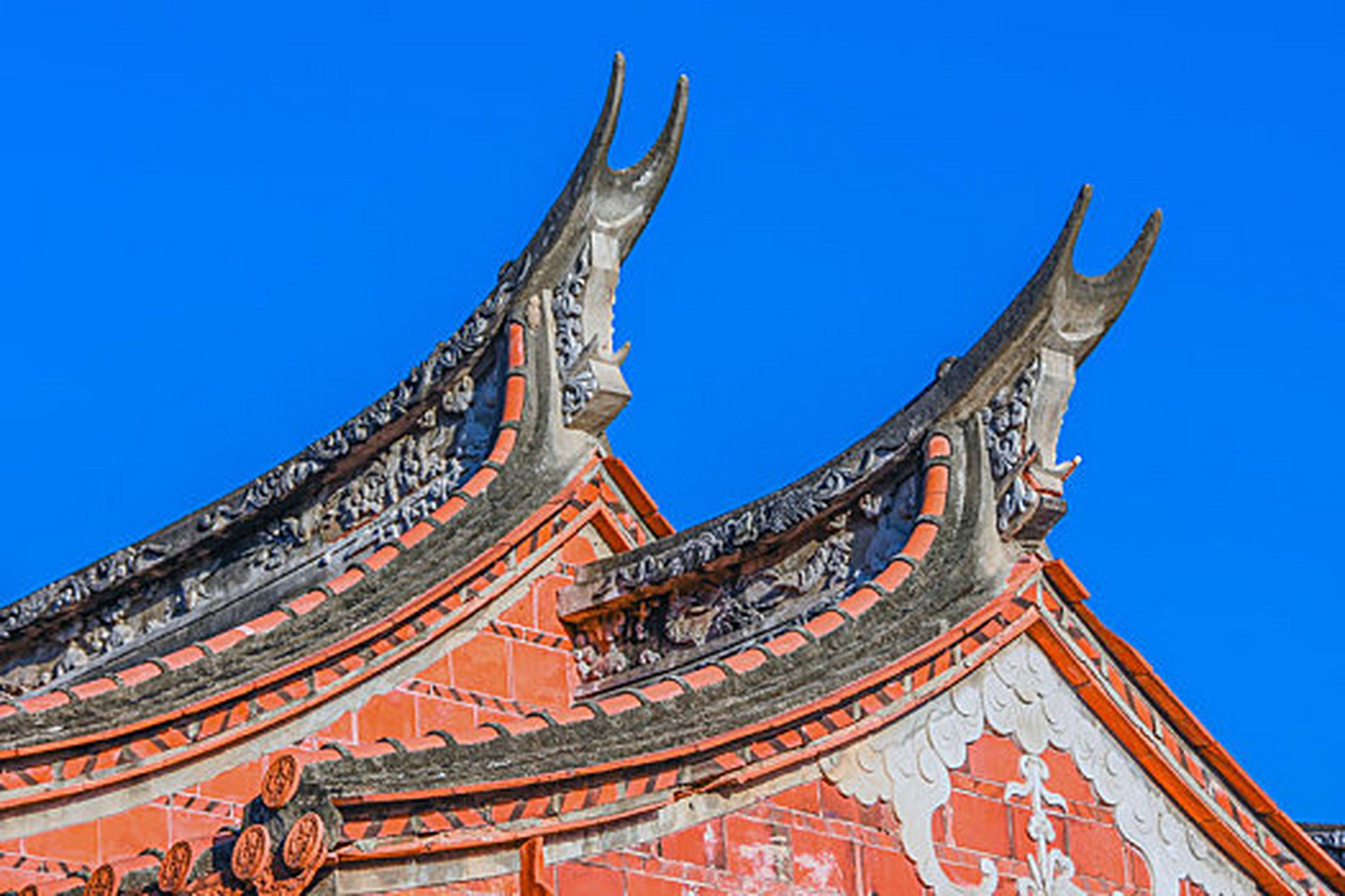 这就是闽南古厝独具特色的屋脊—"燕尾脊"!