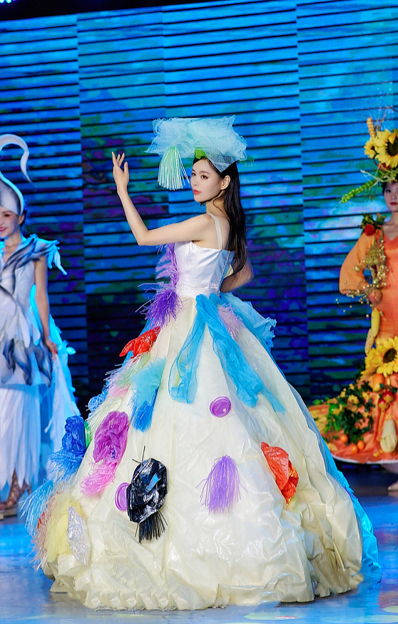 环保公益服装秀:塑料污染主题服装. 世界环境日,爱心公益演出, 绿色环