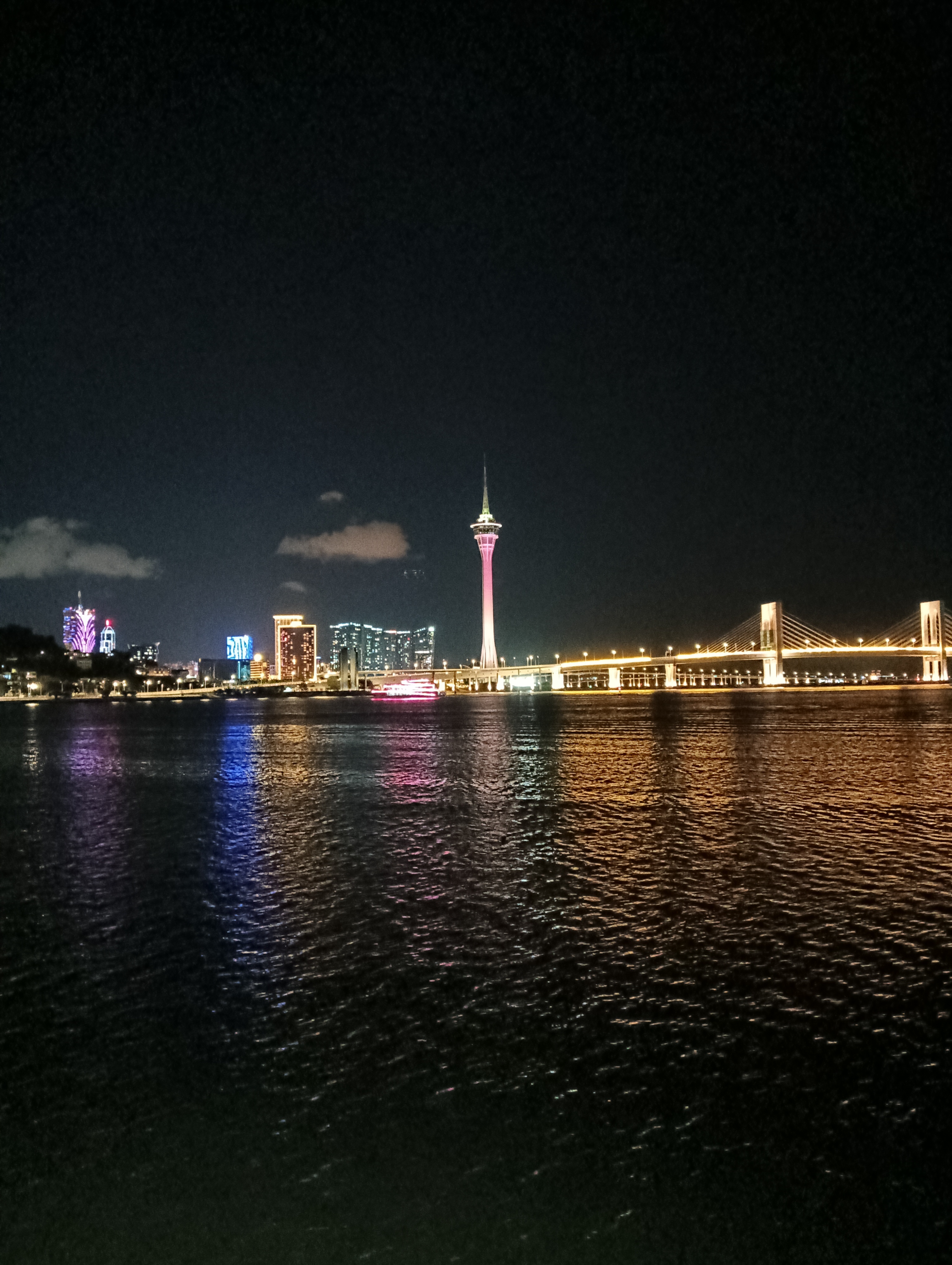 澳门夜景,醉人心扉!  在澳门的夜晚,我仿佛置身于一个璀璨的梦境.