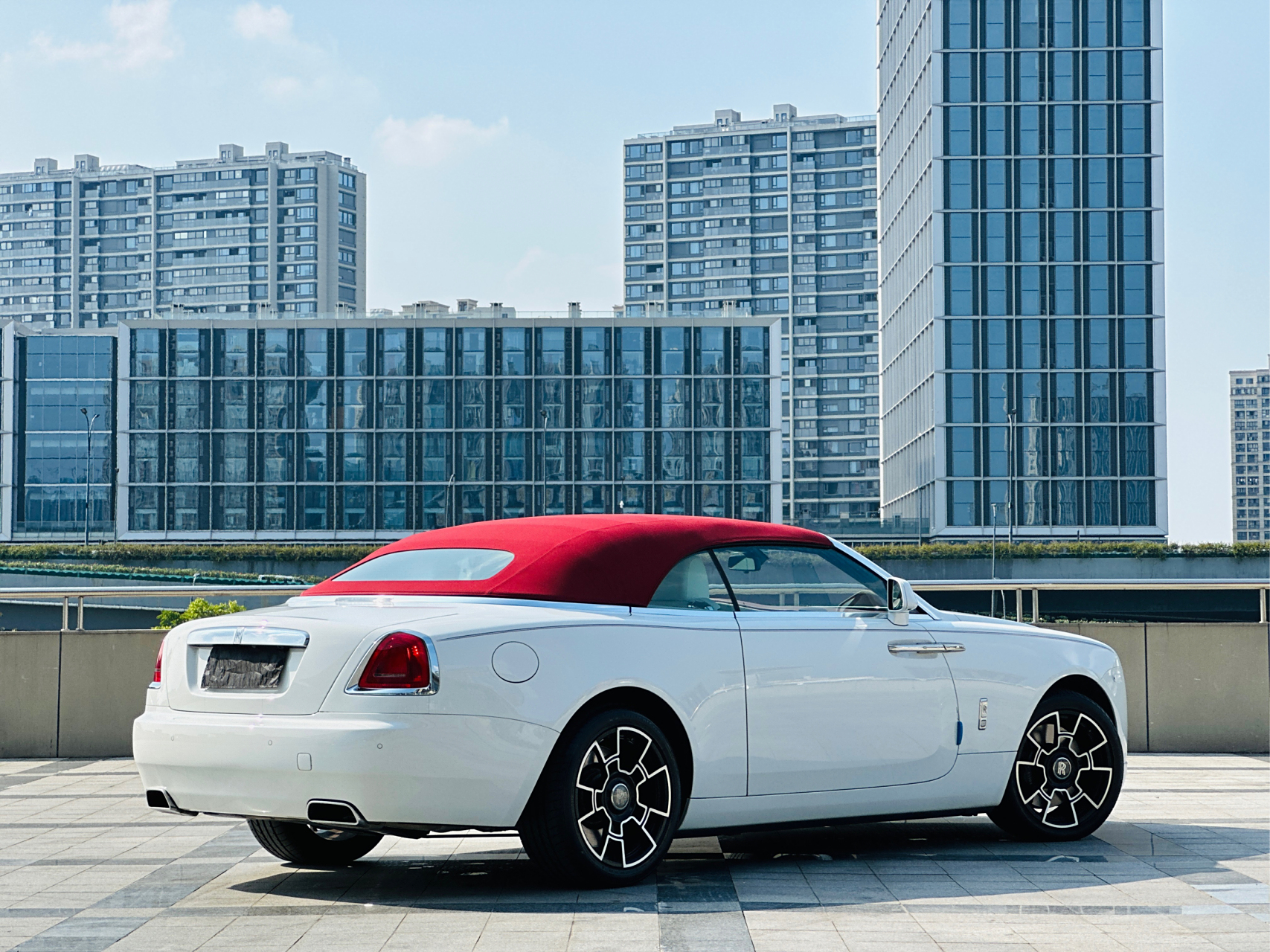 劳斯莱斯曜影 6.6t 2019年2月上牌 2018年5月出厂 2.