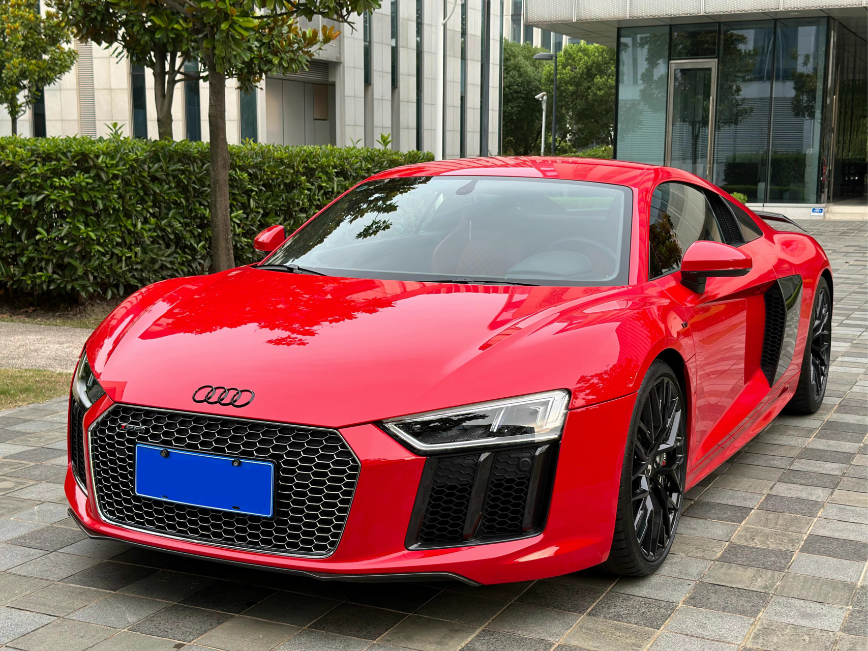 奥迪r8于2006年9月28日起接受预定,首批产品于2007年上半年交付.