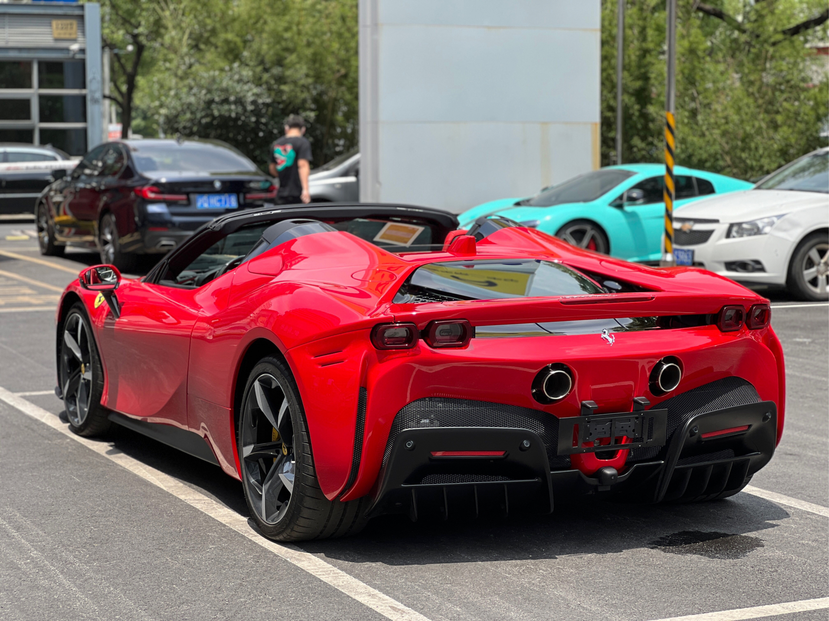 法拉利sf90 spider是令人惊叹的敞篷跑车,它不仅拥有惊人的动力和性能